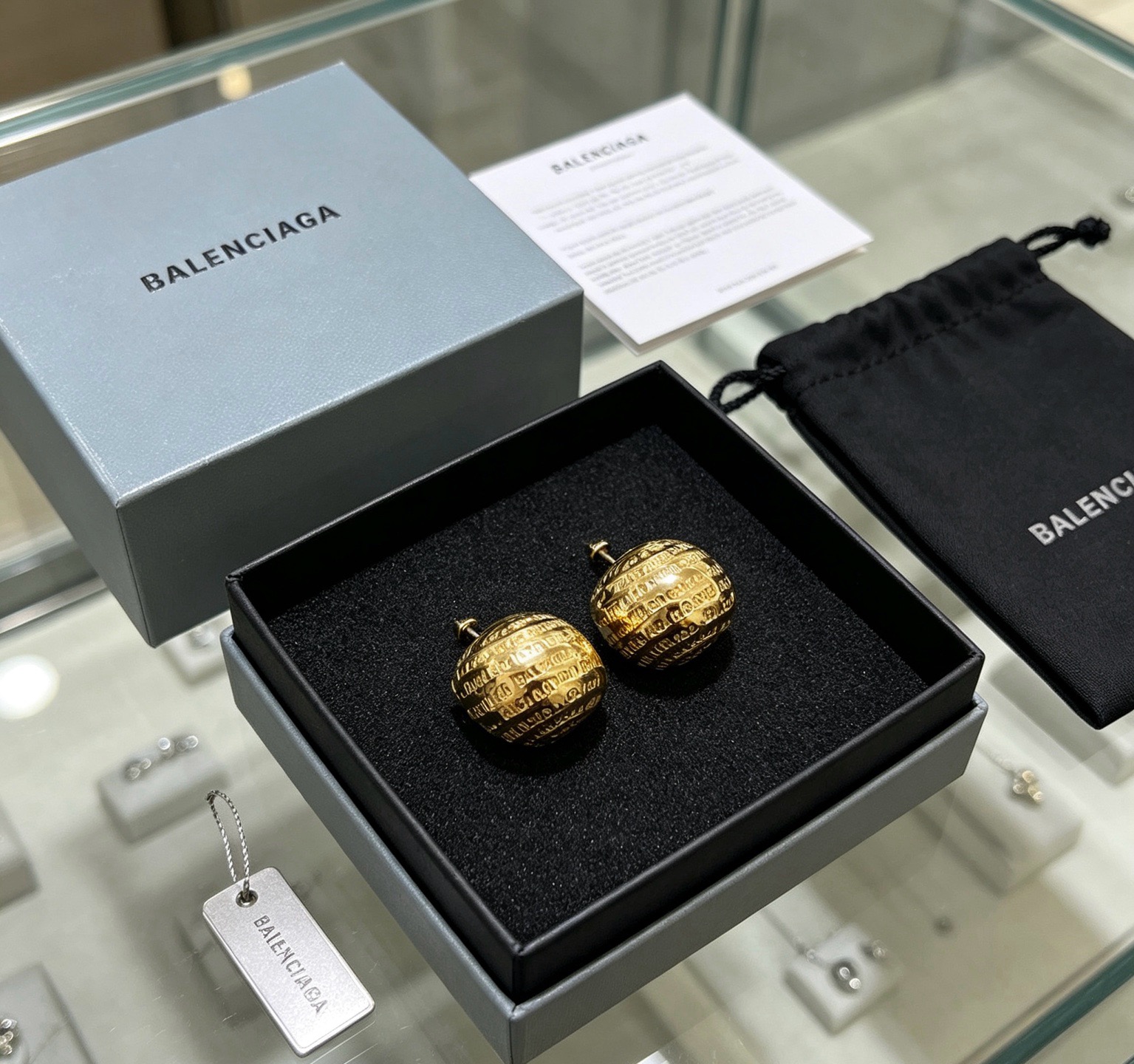 NO:923430,Batch BALENCIAGA Balenciaga earrings Wang Zha series counter synchronization update simple hoop superimposed shape earrings classic style matching full sense of design perfect with clothes, jewelry boutique, balenciaga, balenciaga, earrings19860909批 BALENCIAGA 巴黎世家耳钉 王炸系列 专柜同步 更新 简约圈口叠加造型耳环 经典造型搭配 设计感十足 搭配衣服绝绝子,饰品精品,balenciaga,balenciaga,earrings,Jewelry