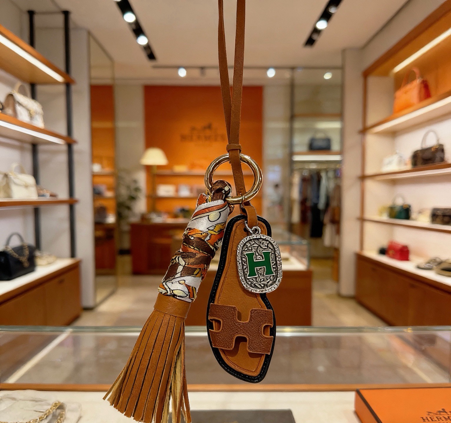 Hermes Oran Sandália Tassel Silk Bag Charm Chaveiro pingente Metal dourado couro bronzeado multicolorido estampado seda metal prateado com esmalte verde Logotipo H acabamento em couro preto 12 cm de comprimento total