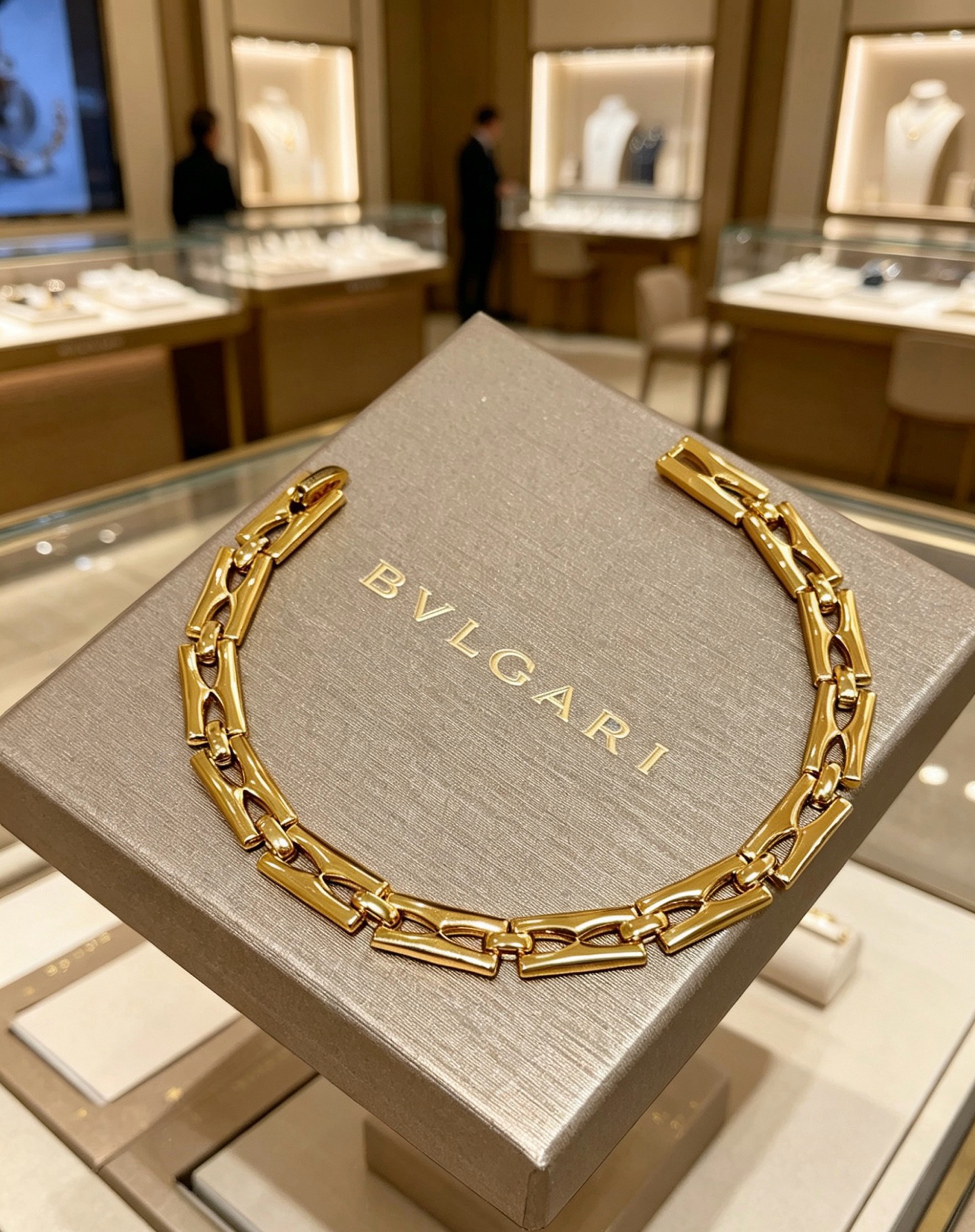 NO:923480,Batch. BVLGARI Bracelet V gold material BVLGARI DIVAS' DREAM series The appearance is perfect, the details are invincible, the unique color is completely impeccable, and it is decorated with a classic ring shape design, which is simple yet elegant and eye-catching. The pure handmade combination of V gold is more elegant and elegant. Same style for men and women. Bvlgari bracelet size: 18 20 22 24 cm, fine jewelry, Bottega  veneta,bvlgari,bvlgari,bracelet19860909批.宝格丽手链V金材质 BVLGARI宝格丽 DIVAS‘ DREAM 系列 品相完美,细节无敌,那种独特的色泽完全无可挑剔,再缀以经典指环外形设计,简约之余却又优雅夺目,V金纯手工的组合更显气色,上手雅致动人.男女同款 宝格丽手链尺寸:18 20 22 24厘米,饰品精品,bottega veneta,bvlgari,bvlgari,bracelet,Jewelry