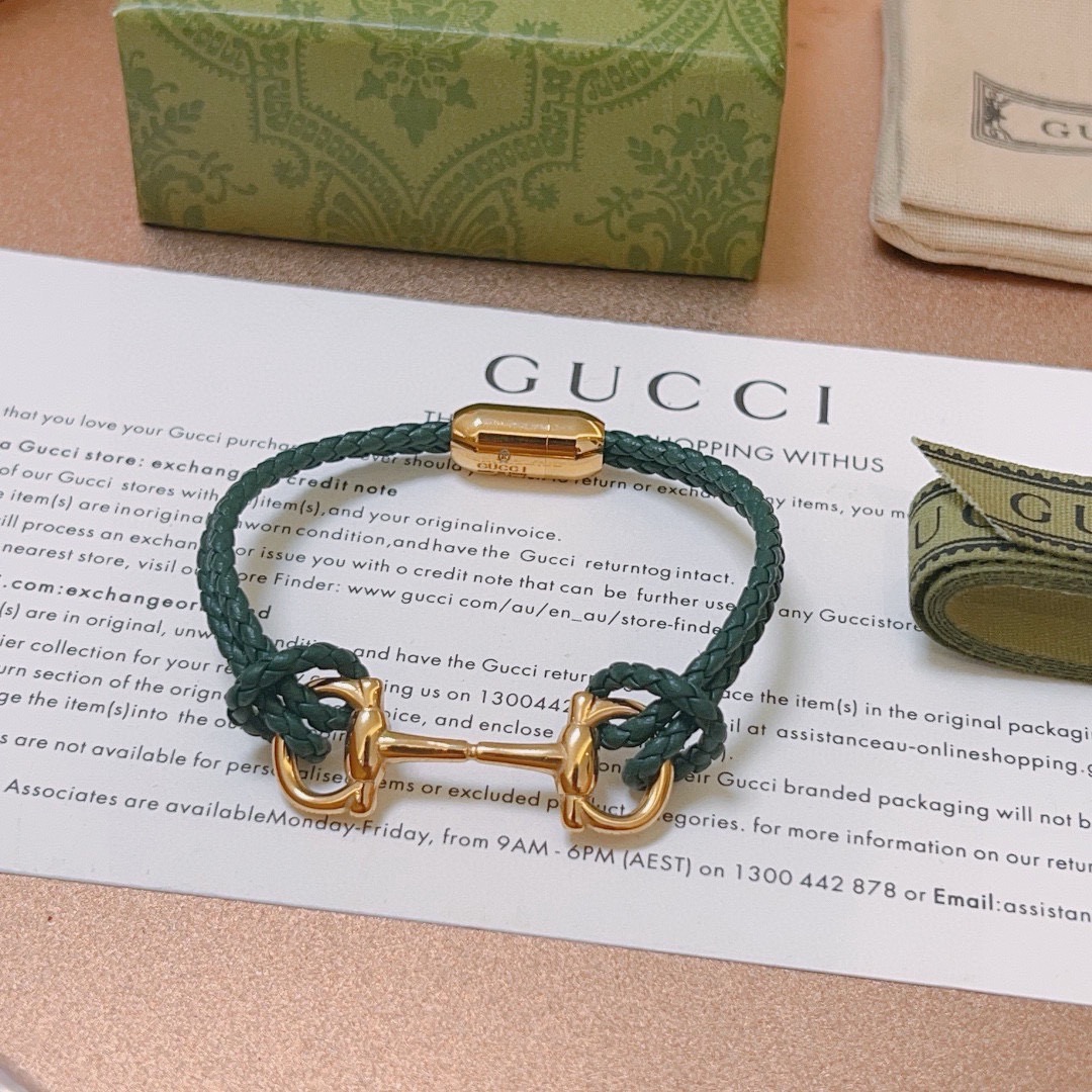 NO:923498,Batch Gucci bracelet, the latest model of pure handmade cowhide, with a higher grade, the same model as the star's Anger Forest series, double G classic series, retro silver, men's and women's bracelets. Bracelet size: 18.5>19.5>20.5>21.5cm. Details are distressed. Non-market glossy version. This one has been out. The best-selling model in Gucci. Very good match with trendy clothes, fine jewelry, gucci, bracelet, cowhide.19860909批 古驰手绳手环最新款纯手工牛皮档次更高明星同款Anger Forest系列双G经典款系列复古银男女同款手链 手绳尺寸:18.5>19.5>20.5>21.5厘米 细节对版做旧处理 非市面亮面版型 这款一直在出 古驰里面热卖款 非常好搭配潮流衣服,饰品精品,gucci,bracelet,cowhide,Jewelry