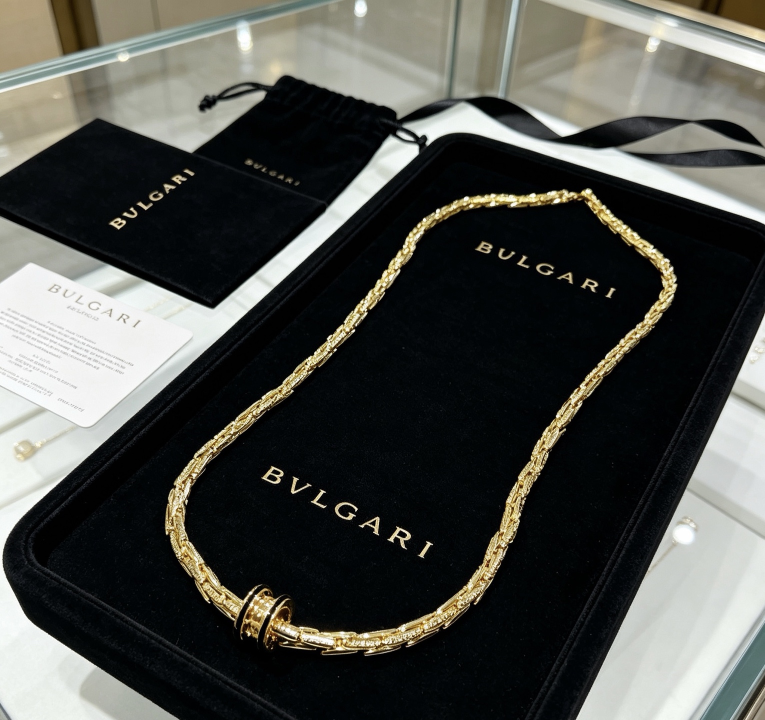NO:923508,Batch. Bvlgari necklace V gold material. BVLGARI DIVAS' DREAM series. Perfect appearance, unparalleled details. The unique color is completely impeccable. It is also decorated with a classic ring shape design. It is simple yet elegant and eye-catching. The combination of gold is more elegant and elegant. Same style for men and women. Bvlgari necklaces, jewelry boutiques, bottega veneta, bvlgari, bvlgari, necklace, gold19860909批.宝格丽项链V金材质.BVLGARI宝格丽 DIVAS‘ DREAM 系列 品相完美,细节无敌,那种独特的色泽完全无可挑剔,再缀以经典指环外形设计,简约之余却又优雅夺目,黄金的组合更显气色,上身雅致动人.男女同款 宝格丽项链,饰品精品,bottega veneta,bvlgari,bvlgari,necklace,gold,Jewelry