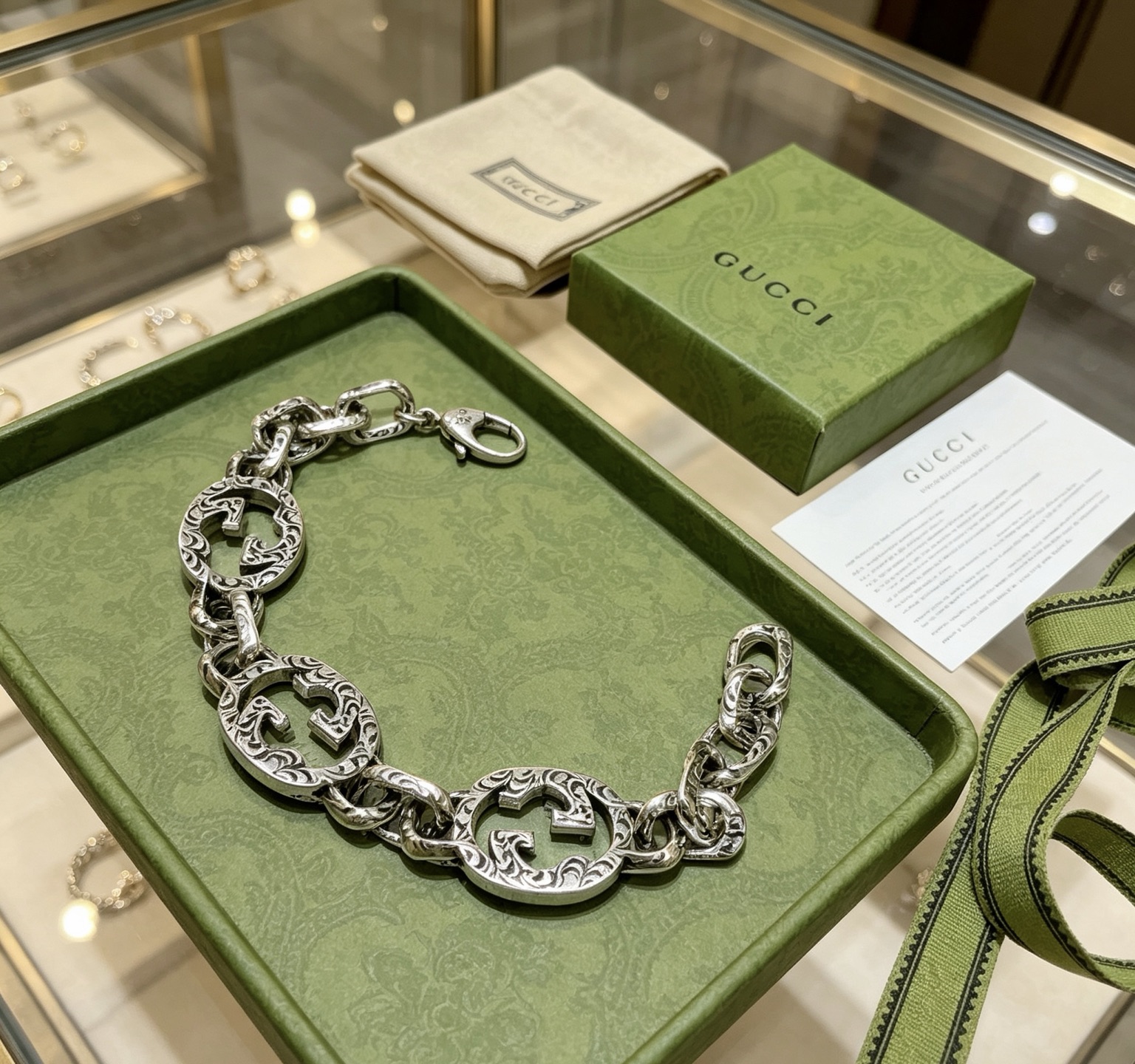 NO:923517,Batch. Gucci recommended models, the latest Gucci bracelet, the latest classic model, exquisite, no matter the style or texture, it is absolutely top-notch. You can understand the original logo at a glance. Super nice, the best choice for matching clothes, a must-have artifact for men and women. Size: 16.17.18.19.20.21.22.23 24 cm. Simple and elegant, low-key and luxurious, fine jewelry, gucci, gucci, bracelet19860909批 . 古驰推荐款 最新出炉 Gucci古驰手链最新款的经典款 精致无论款式 质感 都是绝对的顶尖feel 只要看一眼就懂了原版logo 超 nice 搭配衣服最佳的选择,男女同款必备神器 码数16.17.18.19.20.21.22.23 24厘米 简单又大气,低调显奢华,饰品精品,gucci,gucci,bracelet,Jewelry