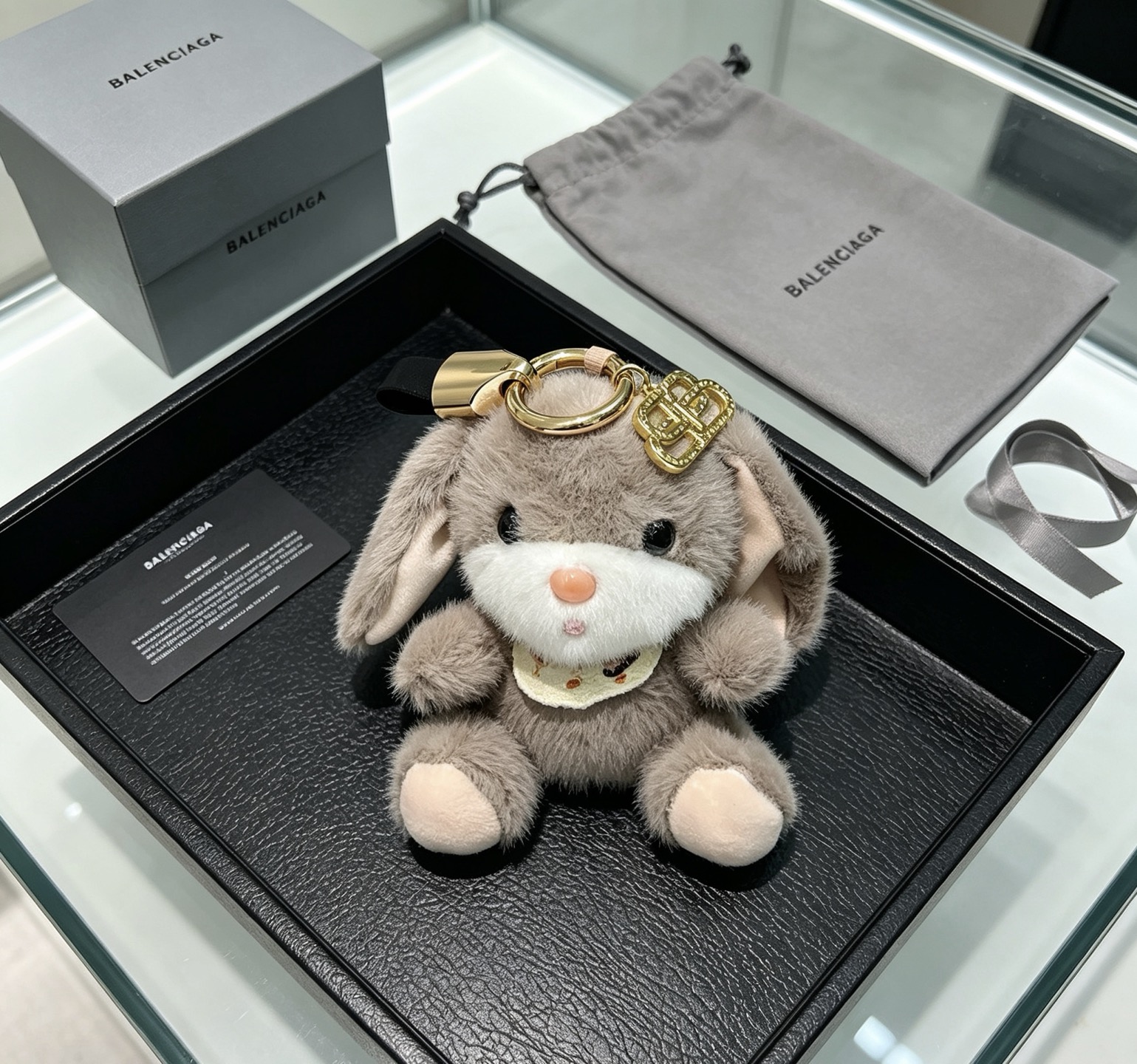 NO:923534,The first batch of new products released Balenciaga bag charm keychain Balenciaga keychain The latest bag charms are of a higher grade and are the same style as celebrities Classic co-branded design concept keychain series The details are distressed and not available in the market Glossy version This one has been on the market. The best-selling model in Balenciaga. Very good match with trendy backpacks, jewelry boutiques, balenciaga, backpacks, keychain19860909批新品发布 巴黎世家包包挂饰钥匙扣 巴黎世家钥匙扣 最新款包包挂饰档次更高明星同款 经典款联名设计理念钥匙扣系列 细节对版做旧处理 非市面亮面版型 这款一直在出 巴黎世家里面热卖款 非常好搭配潮流背包,饰品精品,balenciaga,backpacks,keychain,Jewelry