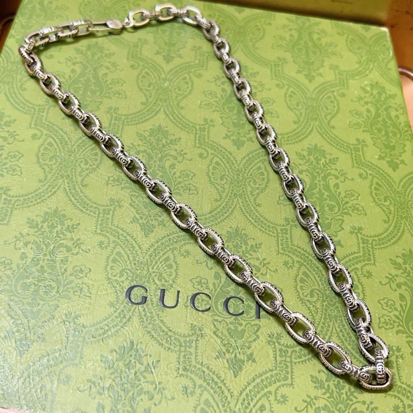 NO:923472,Batch (Luxury Style) Gucci Necklace’s latest chain is of a higher grade and is the same style as that of celebrities. It took more than a month to make it. It is exquisitely crafted and handmade to create the perfect latest style Anger Forest Series Double G Gucci Necklace. The details are matched with retro processing. It is not a bright version on the market. This one has been out. It is a best-selling model in Gucci. It is very suitable for trendy clothes, fine jewelry, Gucci, and necklaces.19860909批 (奢华款)古驰项链最新款链条档次更高明星同款.花了一个多月做出来精工细致纯手工打造完美的最新款式 Anger Forest系列双G古驰项链 细节对版复古处理 非市面亮面版型 这款一直在出 古驰里面热卖款 非常好搭配潮流衣服,饰品精品,gucci,necklace,Jewelry