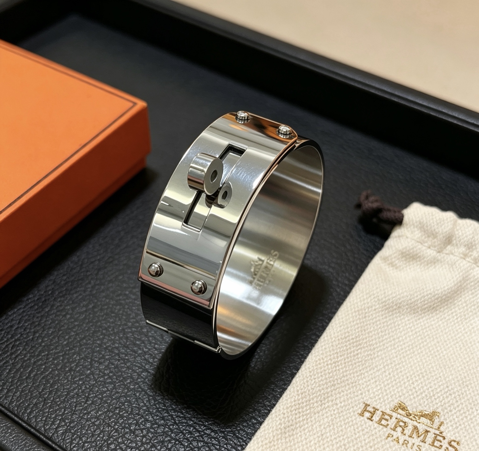 Bracciale Hermes Kelly in metallo argentato con smalto nero 21 mm