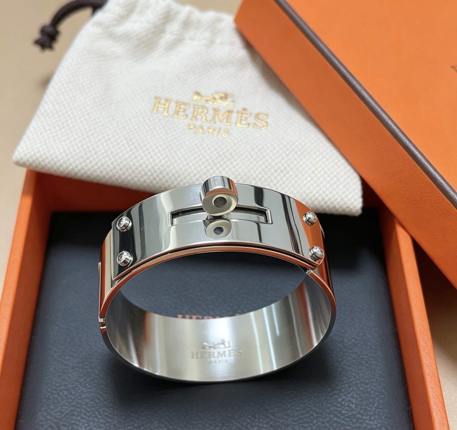 Bracciale Hermes Kelly in metallo argentato con smalto nero 21 mm