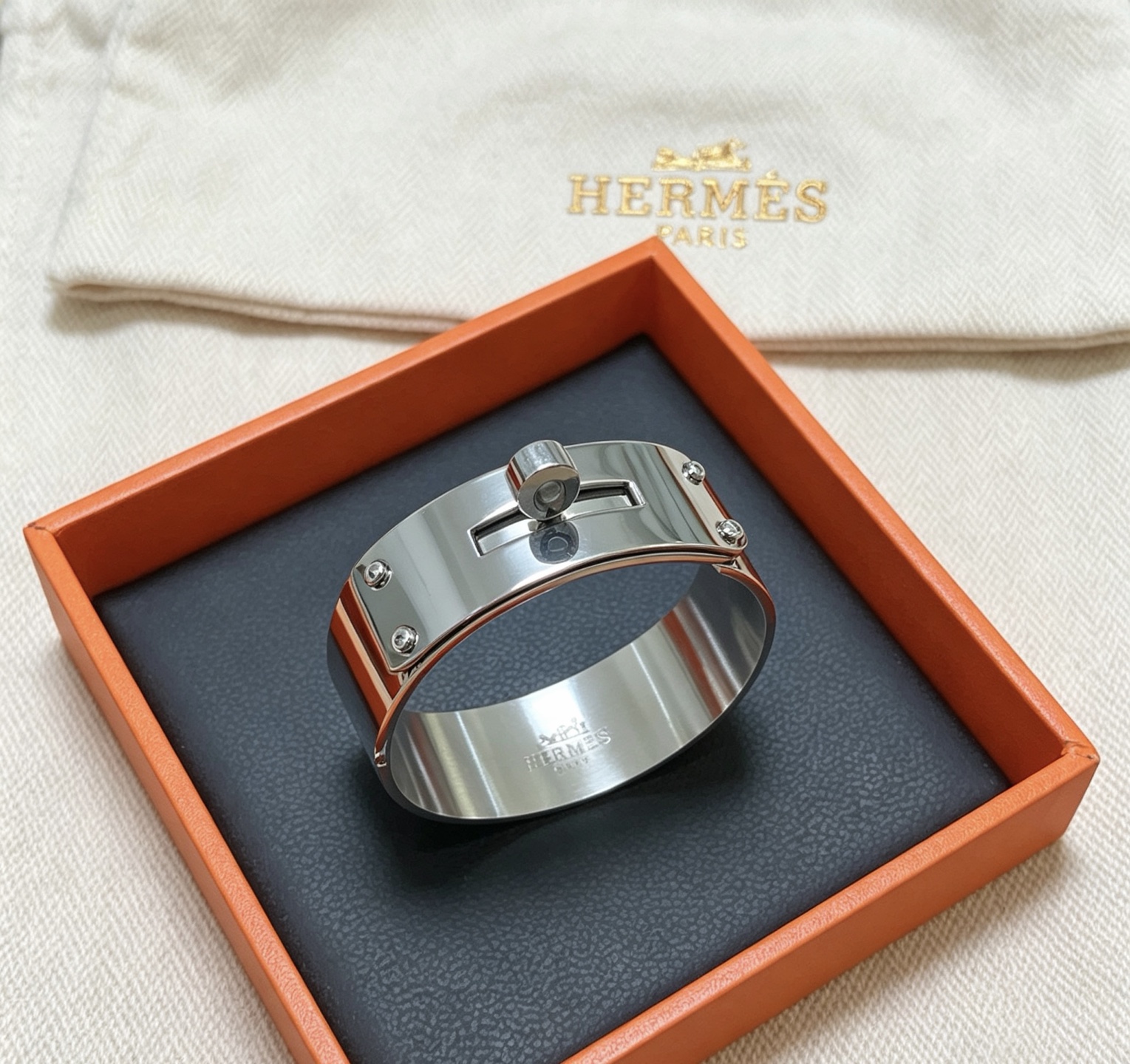 Bracciale Hermes Kelly in metallo argentato con smalto nero 21 mm