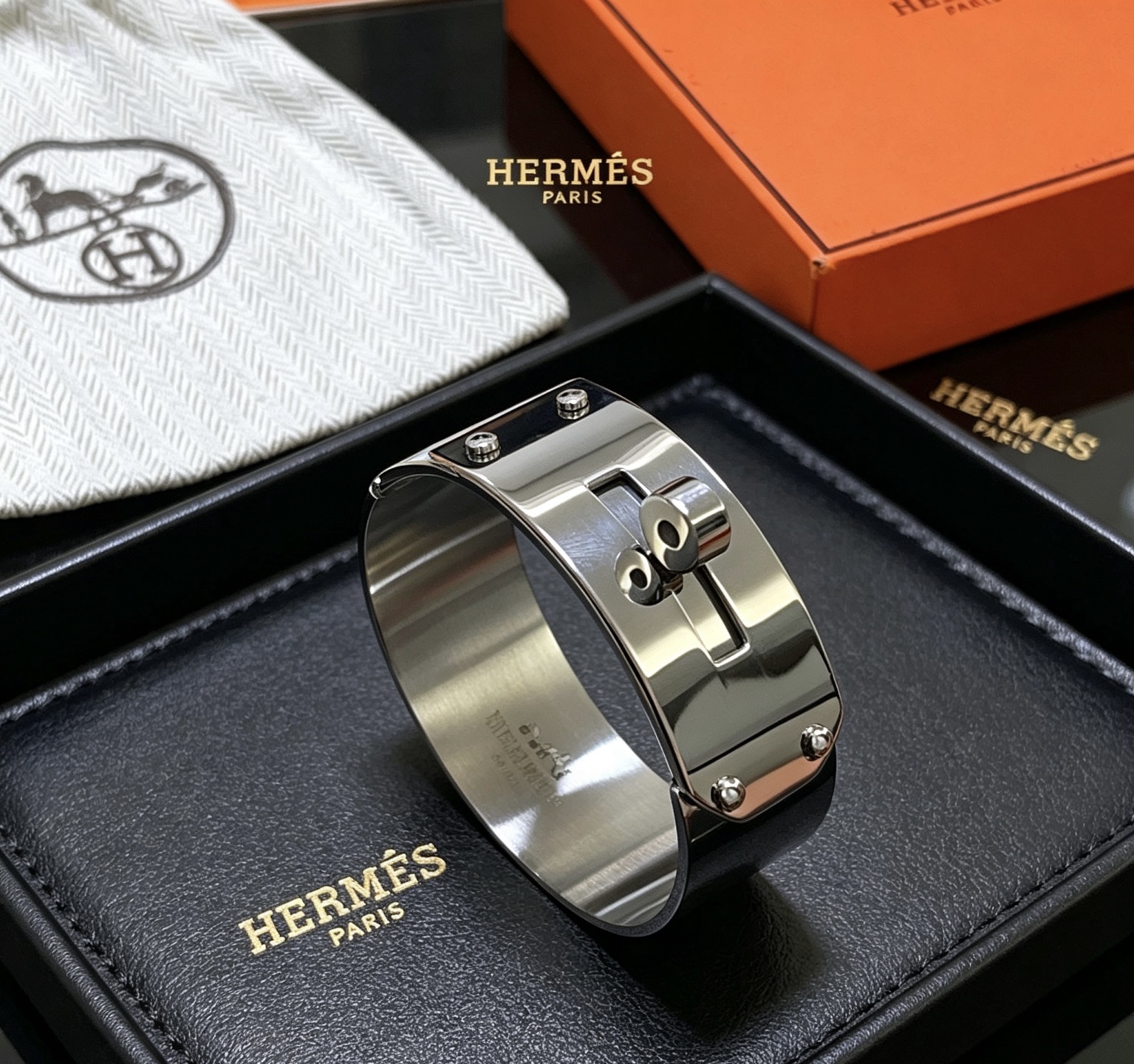 Bracciale Hermes Kelly in metallo argentato con smalto nero 21 mm