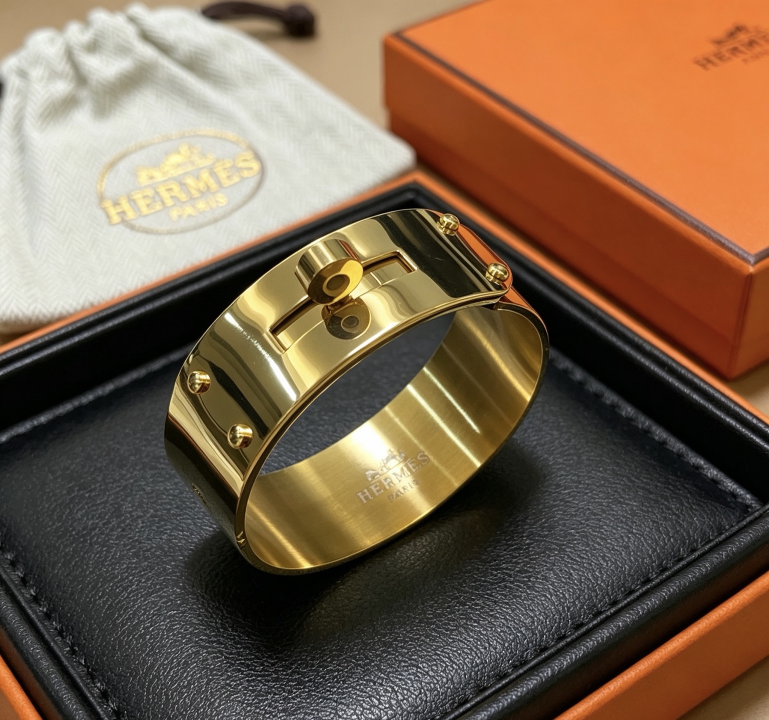 NO:923507,Batch. Hermes Hermès bracelet, original custom-made 21mm wide version, the polishing process is a test of the master's skills. Make sure the color is hand-made [color][color] V-gold high-end customization. Goddess love Hermes hot bracelets. Super exquisite and praise all goddesses and stars. The same style. High-end franc material, k gold texture, Seiko pure handmade product. Really good to use. Boutique jewelry, hermes, hermes, bracelet19860909批. Hermes 爱马仕手镯 原版定制 21mm宽版手环 打磨工艺太考验师傅的手艺了 要确保色泽手工制作好[色][色] v金高端定制 女神 都爱爱马仕火爆手镯 超精赞各路女神 明星 同款 高端法郎材质,k金质感,精工纯手工出品上手真的赞,饰品精品,hermes,hermes,bracelet,Jewelry