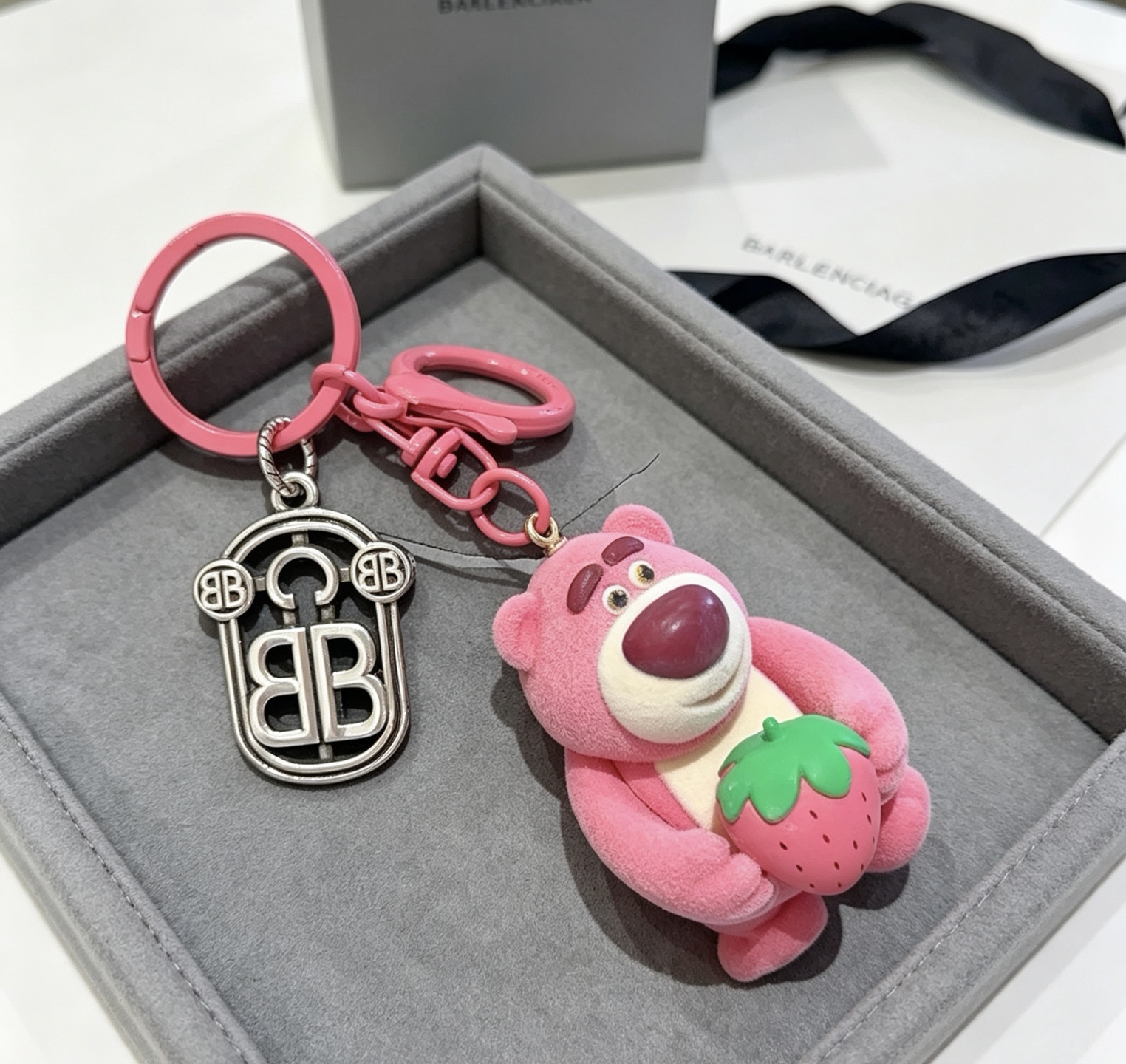 NO:923545,The first batch of new products released Balenciaga bag charm keychain Balenciaga keychain The latest bag charms are of a higher grade and are the same style as celebrities Classic co-branded design concept keychain series The details are distressed and not available in the market Glossy version This one has been on the market. The best-selling model in Balenciaga. Very good match with trendy backpacks, jewelry boutiques, balenciaga, backpacks, keychain19860909批新品发布 巴黎世家包包挂饰钥匙扣 巴黎世家钥匙扣 最新款包包挂饰档次更高明星同款 经典款联名设计理念钥匙扣系列 细节对版做旧处理 非市面亮面版型 这款一直在出 巴黎世家里面热卖款 非常好搭配潮流背包,饰品精品,balenciaga,backpacks,keychain,Jewelry