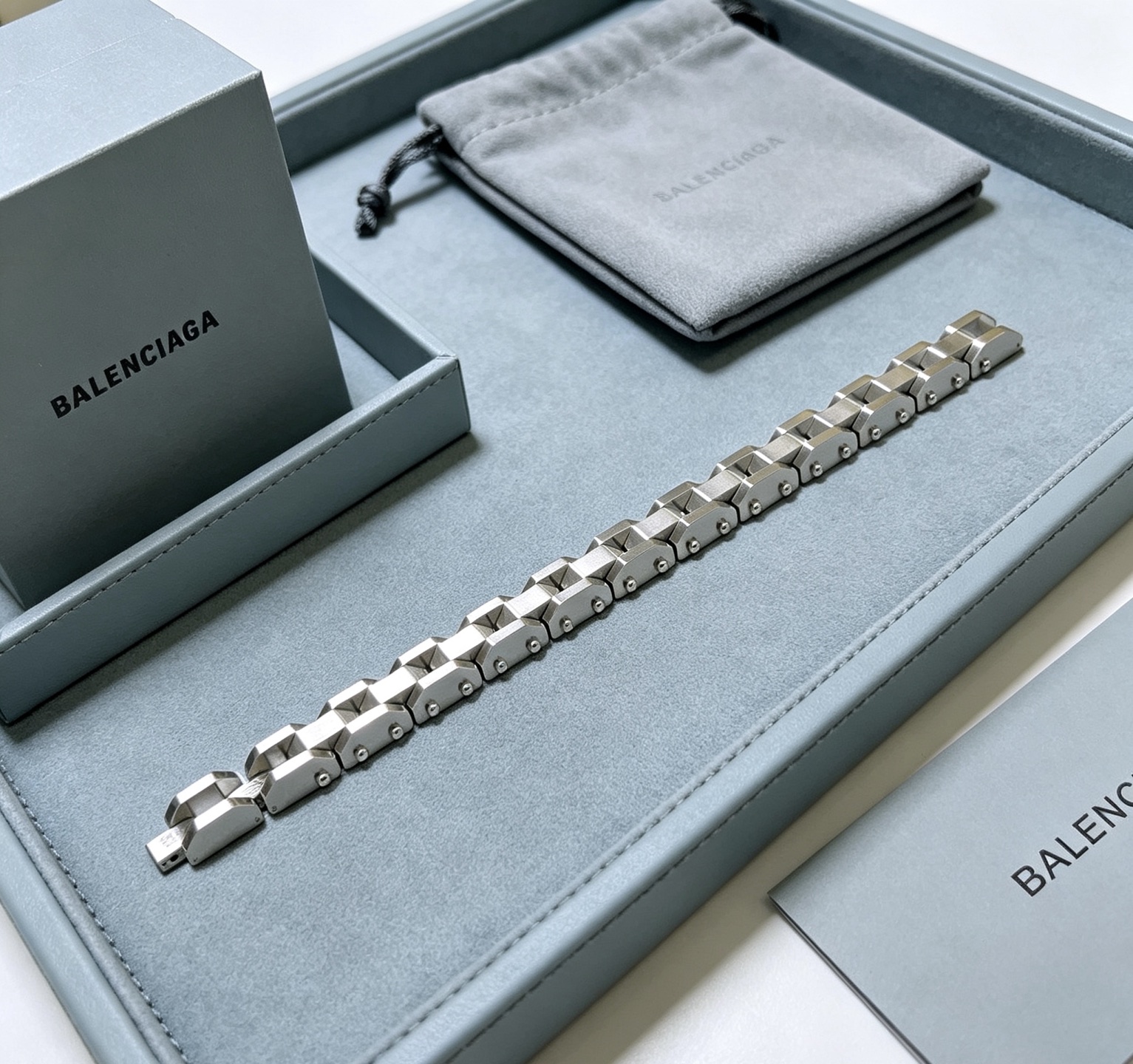 NO:923556,Batch. Original new product Balenciaga Balenciaga Bracelet Counter Same Balenciaga Bracelet Popular models for men and women shipped Unique design avant-garde A must-have for men and women!  High-quality items that will not oxidize or fade any time you wear them. The texture of the gold is super great, fine jewelry, balenciaga, balenciaga, bracelet19860909批. 原单货新品 巴黎世家 Balenciaga手链专柜一致巴黎世家手链 男女火爆款出货 设计独特 前卫 男女必备！任佩戴不氧化不退色 的高品质单品 咪金质感超级棒,饰品精品,balenciaga,balenciaga,bracelet,Jewelry