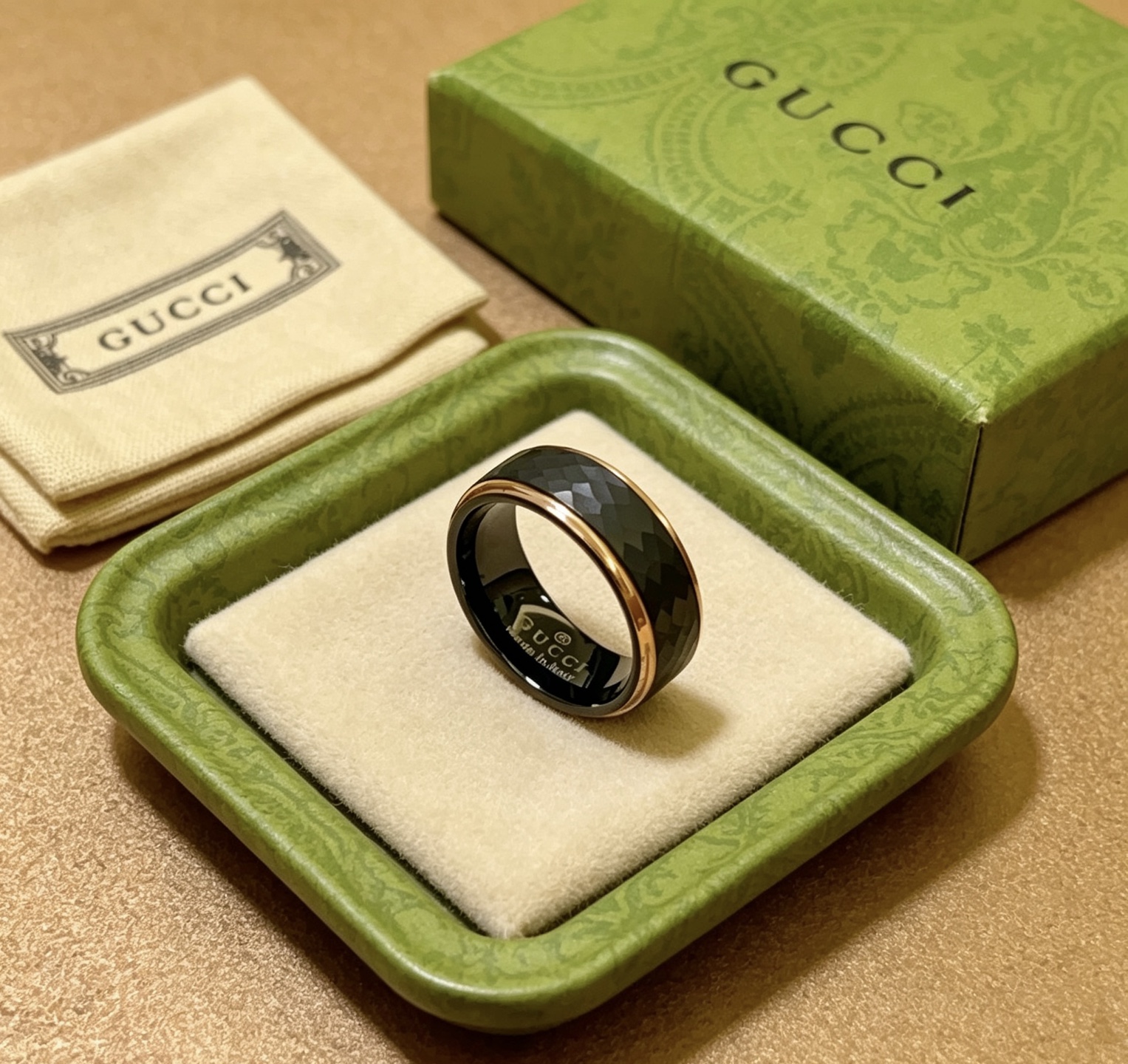 NO:923564,Batch. The latest style of Gucci ring is of higher quality. The same style as the star's Anger Forest series v gold texture double G. Pure handmade craftsmanship. Gucci ring. Detail matching is purely handmade. Non-market glossy version. This one has been out. The best-selling model in Gucci. Very easy to match with trendy clothes. The size is 7 8 9 10 11. Couple rings of the same style for men and women, fine jewelry, gucci, ring19860909批.古驰戒指最新款款式档次更高明星同款Anger Forest系列v金质感双G纯手工制作工艺 古驰戒指 细节对版纯手工处理 非市面亮面版型 这款一直在出 古驰里面热卖款 非常好搭配潮流衣服码数美7 8 9 10 11 男女同款情侣戒指,饰品精品,gucci,ring,Jewelry