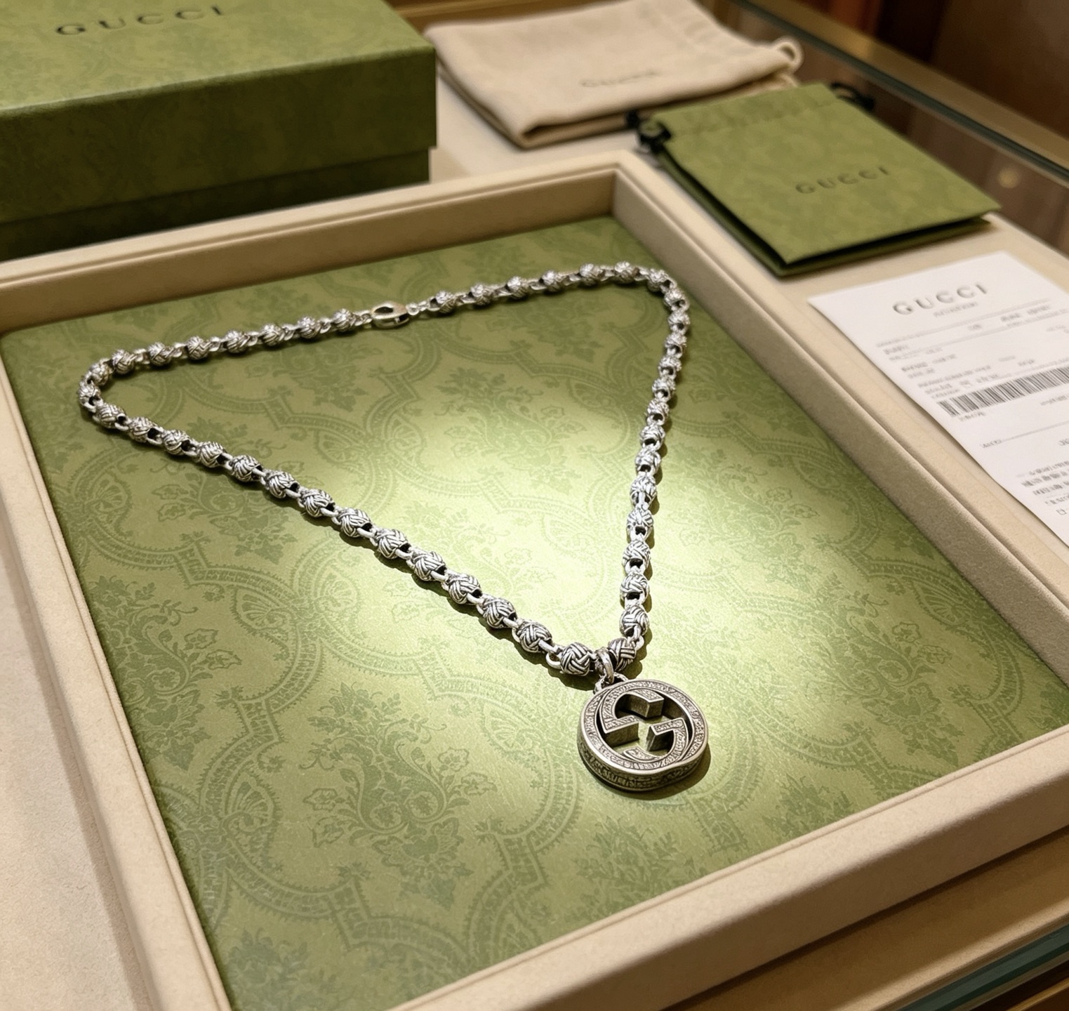 NO:923582,Batch, do not explode, do not post, Douyin is the first choice for Internet celebrities to bring goods. The latest chain of Gucci necklace is of higher quality. The same style as the Anger Forest series double G Gucci art style retro necklace for celebrities. It makes the high-end clothes more elegant. It has more brand and personality when going out. The details are distressed and not available in the market. The glossy version. This one has been released. The best-selling model in Gucci. Very easy to match, fine jewelry, gucci, necklace.19860909批 不爆不发 抖音带货网红首选 古驰项链最新款链条档次更高明星同款Anger Forest系列双g古驰艺术风格复古项链 让高档的衣服搭配更有气质 出去更有牌面和个性 细节对版做旧处理 非市面亮面版型 这款一直在出 古驰里面热卖款 非常好搭配,饰品精品,gucci,necklace,Jewelry