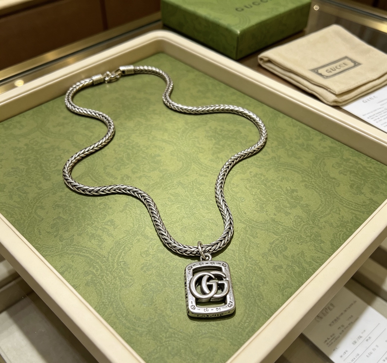 NO:923600,Batch, do not explode, do not post, Douyin is the first choice for Internet celebrities to bring goods. The latest chain of Gucci necklace is of higher quality. The same style as the Anger Forest series double G Gucci art style retro necklace for celebrities. It makes the high-end clothes more elegant. It has more brand and personality when going out. The details are distressed and not available in the market. The glossy version. This one has been released. The best-selling model in Gucci. Very easy to match, fine jewelry, gucci, necklace.19860909批 不爆不发 抖音带货网红首选 古驰项链最新款链条档次更高明星同款Anger Forest系列双g古驰艺术风格复古项链 让高档的衣服搭配更有气质 出去更有牌面和个性 细节对版做旧处理 非市面亮面版型 这款一直在出 古驰里面热卖款 非常好搭配,饰品精品,gucci,necklace,Jewelry