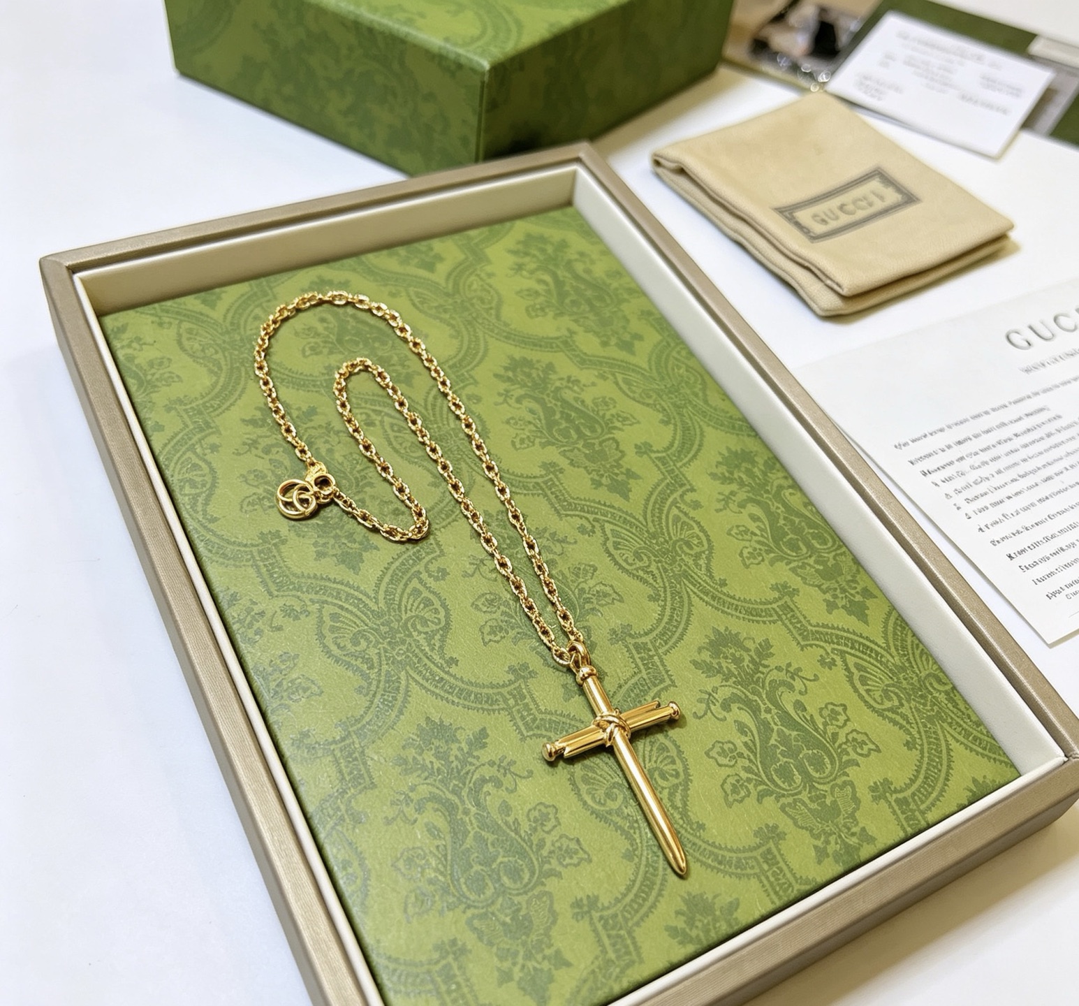 NO:923574,Batch Gucci necklace’s latest chain is of higher quality, the same style as the Anger Forest series double G Gucci necklace for celebrities. Gucci classic retro necklace. European and American trend style. The details are distressed. Non-market glossy version. This one has been on the market. It is a best-selling model in Gucci. It is very good to match trendy clothes, fine jewelry, gucci, necklace.19860909批 古驰项链最新款链条档次更高明星同款Anger Forest系列双G古驰项链 古驰经典复古项链 欧美潮流风 细节对版做旧处理 非市面亮面版型 这款一直在出 古驰里面热卖款 非常好搭配潮流衣服,饰品精品,gucci,necklace,Jewelry