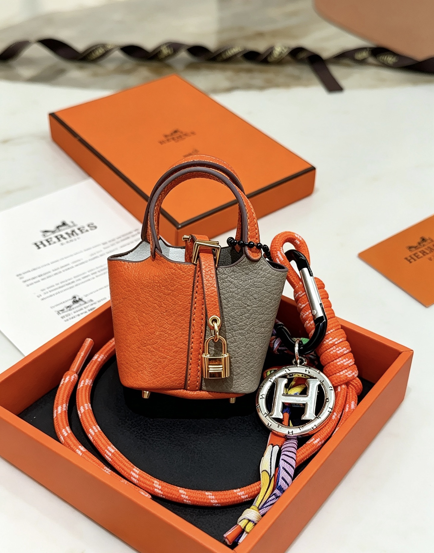 NO:923583,Batch. New Hermes Hermes keychain keychain thickened version Platinum version. High-end Seiko version [color][color] Many Internet celebrities have the same style. Hermes pendant keychain is a test of the master's craftsmanship. It is not easy to ensure that every detail is in place [color][color] High-end customization. Same style for men and women. Hermès is popular. 1:1 super refined like stars. The same K gold texture, crafted with high-end precision craftsmanship.  The car keychain is really awesome, fine jewelry, hermes, hermes, keychain19860909批.新款Hermes爱马仕钥匙扣钥匙扣加厚版 铂金版.高级精工版[色][色]众多网红同款 爱马仕挂饰钥匙扣太考验师傅的手艺了 要确保每个细节都到位不简单[色][色] 高端定制 男女同款 爱马仕火爆 1:1超精赞明星 同款 k金质感,精工高端工艺打造出炉. 车钥匙扣上真的赞爆,饰品精品,hermes,hermes,keychain,Jewelry