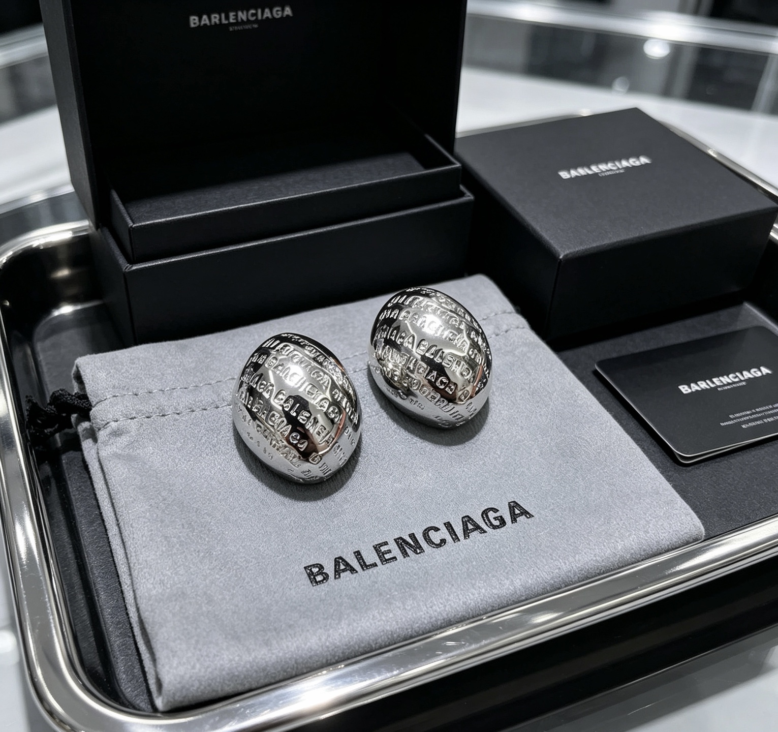 NO:923599,Batch BALENCIAGA Balenciaga earrings Wang Zha series counter synchronization update simple hoop superimposed shape earrings classic style matching full sense of design perfect with clothes, jewelry boutique, balenciaga, balenciaga, earrings19860909批 BALENCIAGA 巴黎世家耳钉 王炸系列 专柜同步 更新 简约圈口叠加造型耳环 经典造型搭配 设计感十足 搭配衣服绝绝子,饰品精品,balenciaga,balenciaga,earrings,Jewelry
