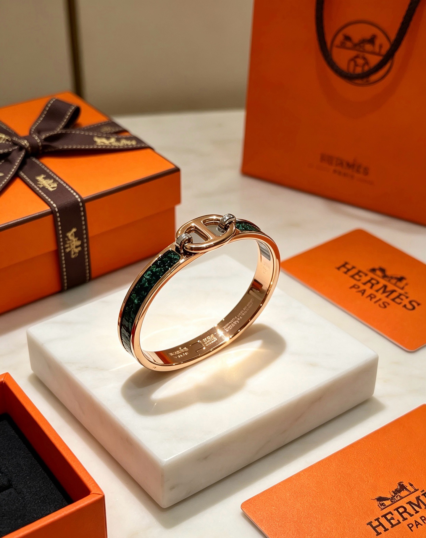 Pulsera Hermes Clic Chaine d Ancre de metal dorado rosa con incrustaciones de malaquita verde oscuro, circunferencia interior de 17 cm