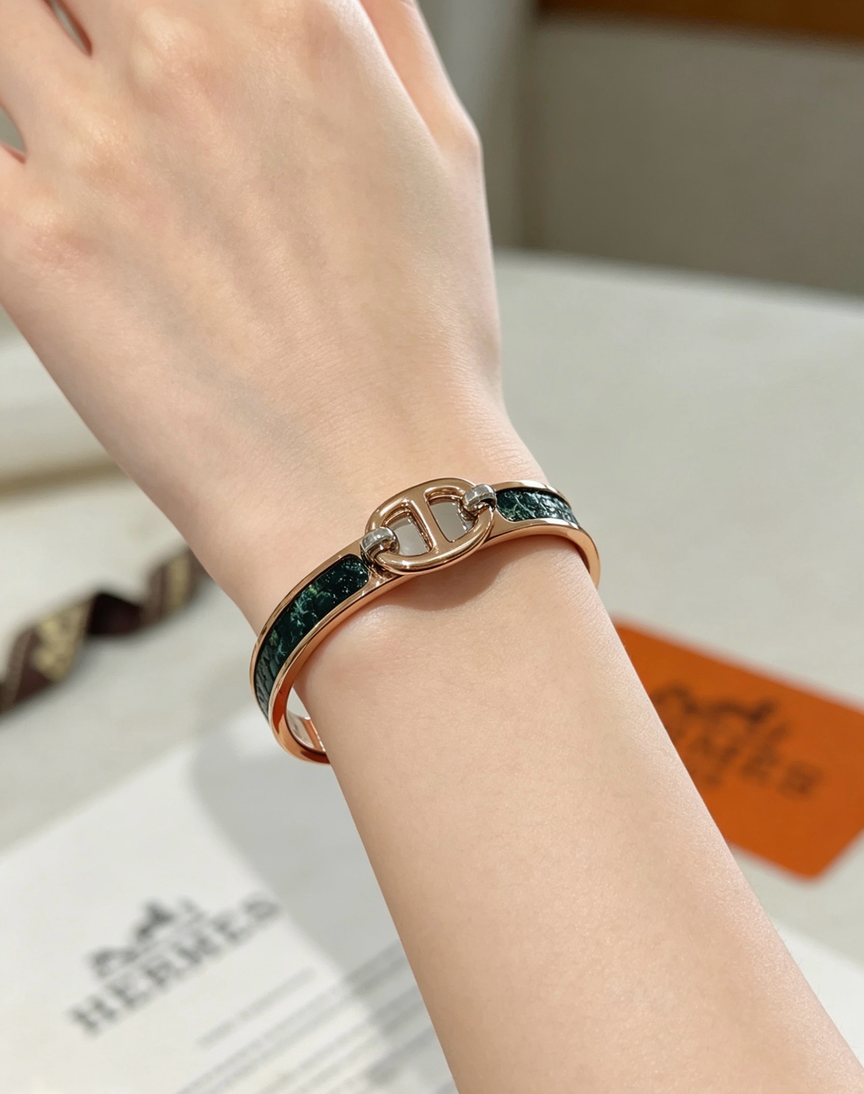 Pulsera Hermes Clic Chaine d Ancre de metal dorado rosa con incrustaciones de malaquita verde oscuro, circunferencia interior de 17 cm