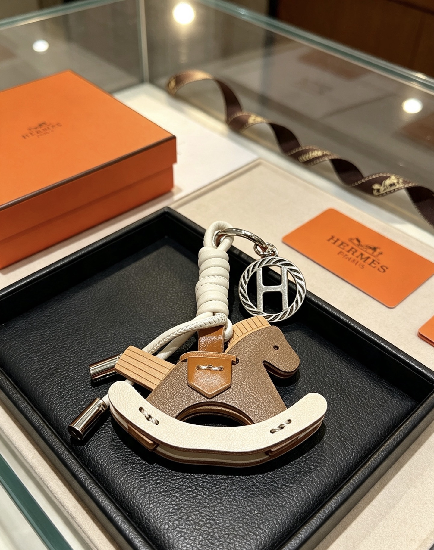 Hermes Rocking Horse H Logo Key Charm pendentif Argent palladium matériel cuir grainé marron cuir blanc crème accents de cuir beige 8 cm longueur totale de la breloque