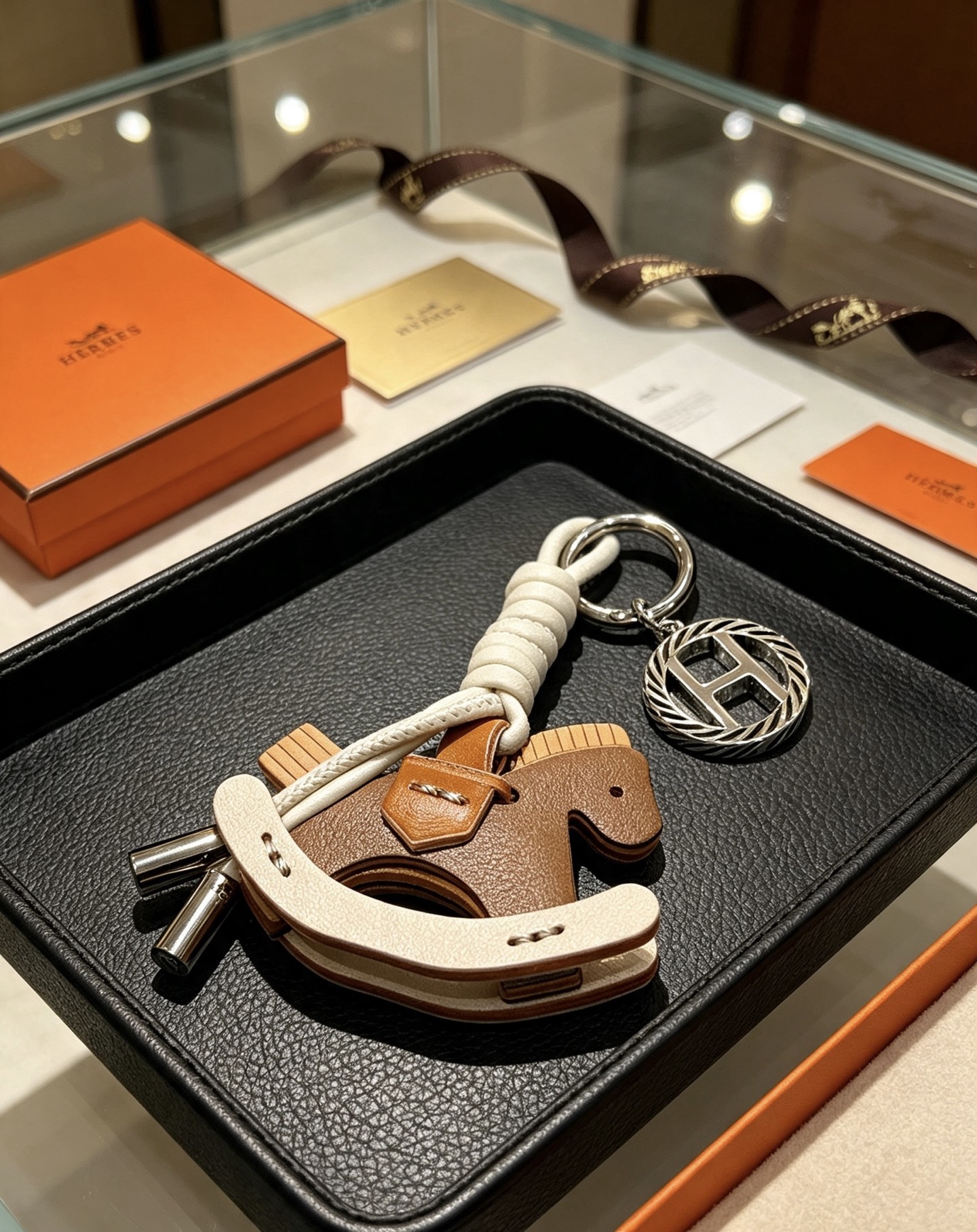 Hermes Rocking Horse H Logo Key Charm pendentif Argent palladium matériel cuir grainé marron cuir blanc crème accents de cuir beige 8 cm longueur totale de la breloque