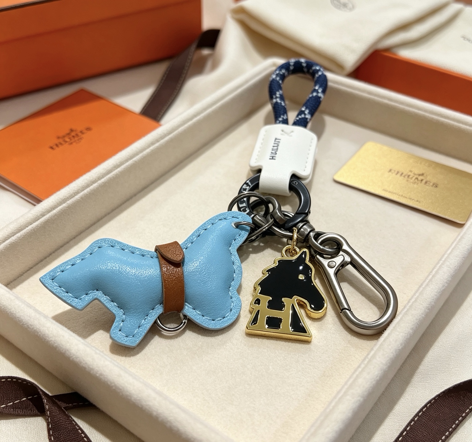 Hermes Cheval Horse Charm Llavero colgante Cuero azul claro cuero marrón cuero blanco cordón trenzado azul marino herrajes de bronce herrajes plateados metal dorado con esmalte negro 10 cm de longitud total