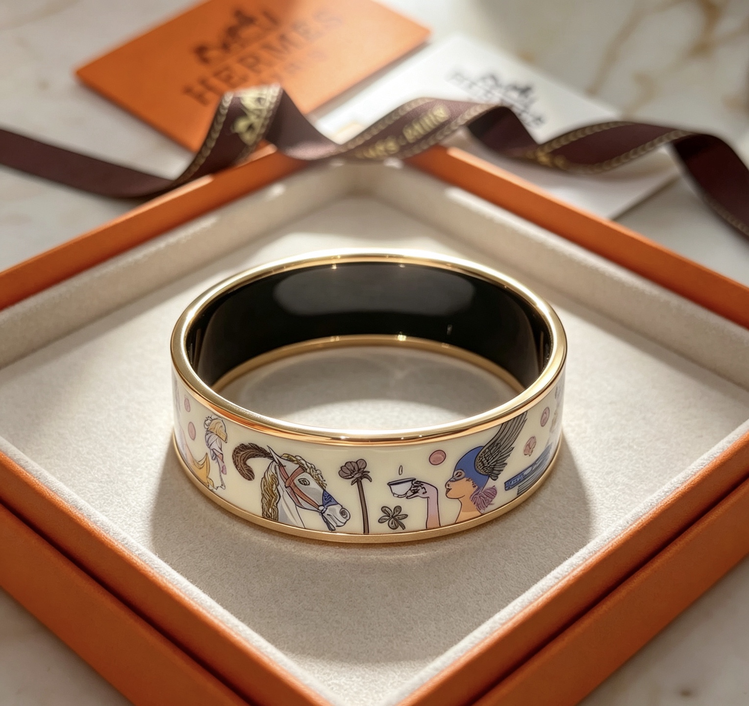 Bracelet jonc Hermes Clic Clac H en émail métal plaqué or émail crème avec imprimé fantaisiste multicolore intérieur en émail noir largeur 20 mm