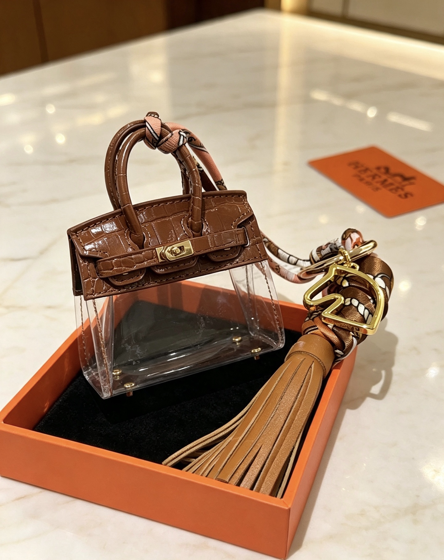 Hermes Birkin Micro Bag Charm pingente dourado metal marrom couro com relevo de crocodilo transparente PVC borla de couro bronzeado multicolorido estampado sarja de seda 12 cm de comprimento total