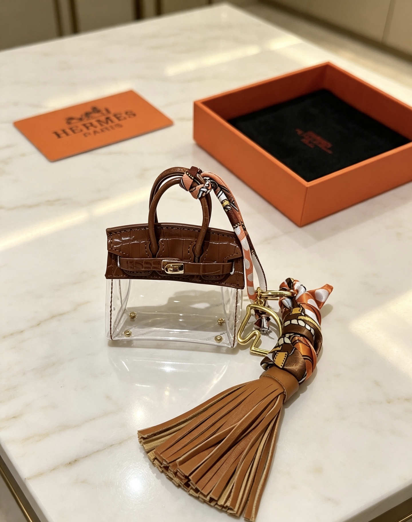 Hermes Birkin Micro Bag Charm pingente dourado metal marrom couro com relevo de crocodilo transparente PVC borla de couro bronzeado multicolorido estampado sarja de seda 12 cm de comprimento total