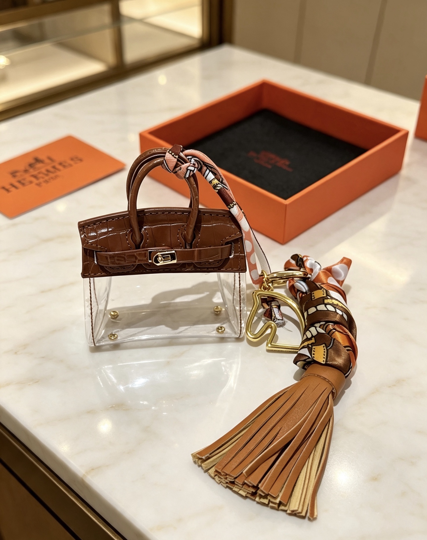 Hermes Birkin Micro Bag Charm pingente dourado metal marrom couro com relevo de crocodilo transparente PVC borla de couro bronzeado multicolorido estampado sarja de seda 12 cm de comprimento total