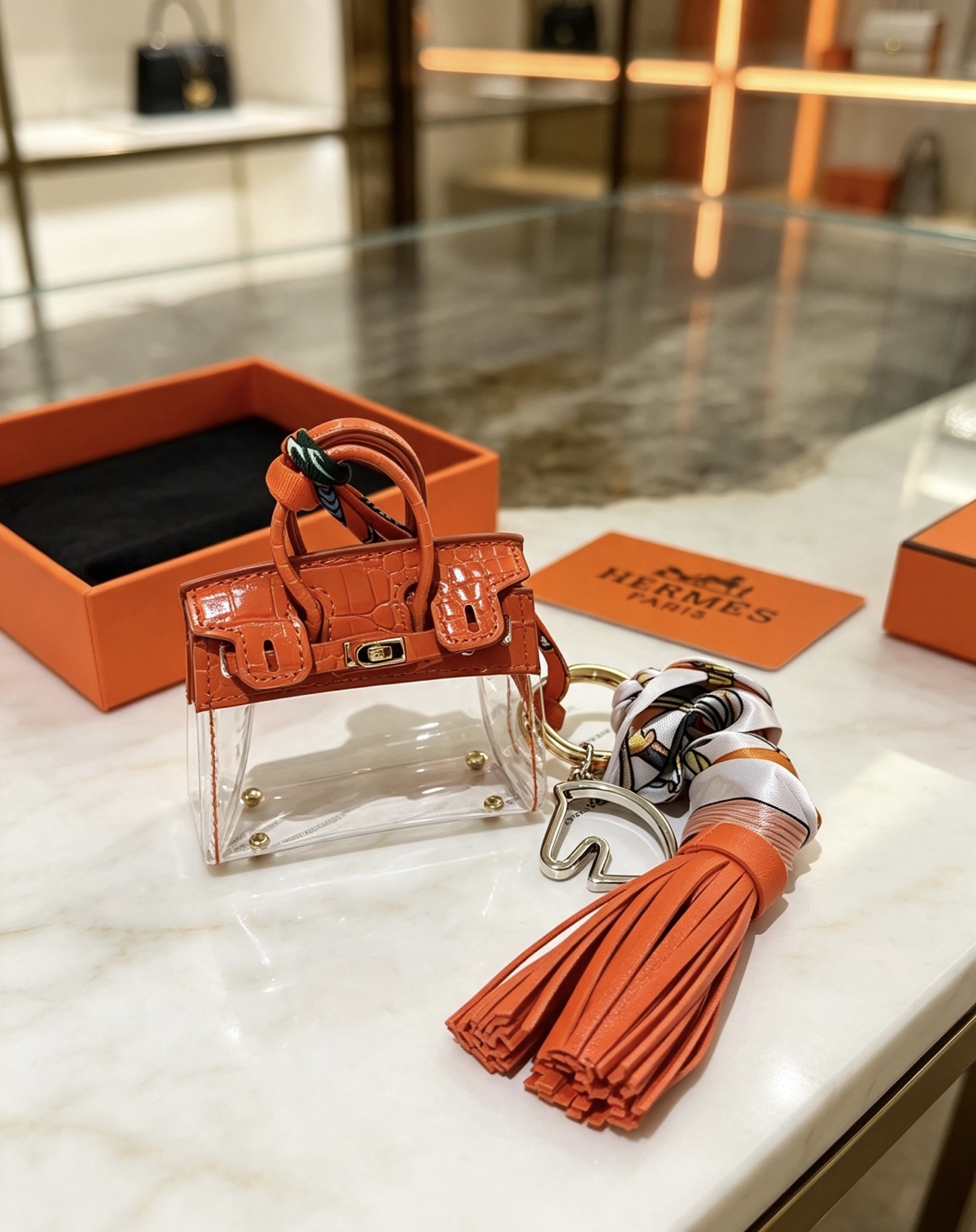 Borsa Hermes Mini Birkin Nappa Ciondolo ciondolo Pelle arancione goffrata coccodrillo PVC trasparente metallo color oro nappa in pelle arancione seta stampata multicolore Lunghezza totale 12 cm