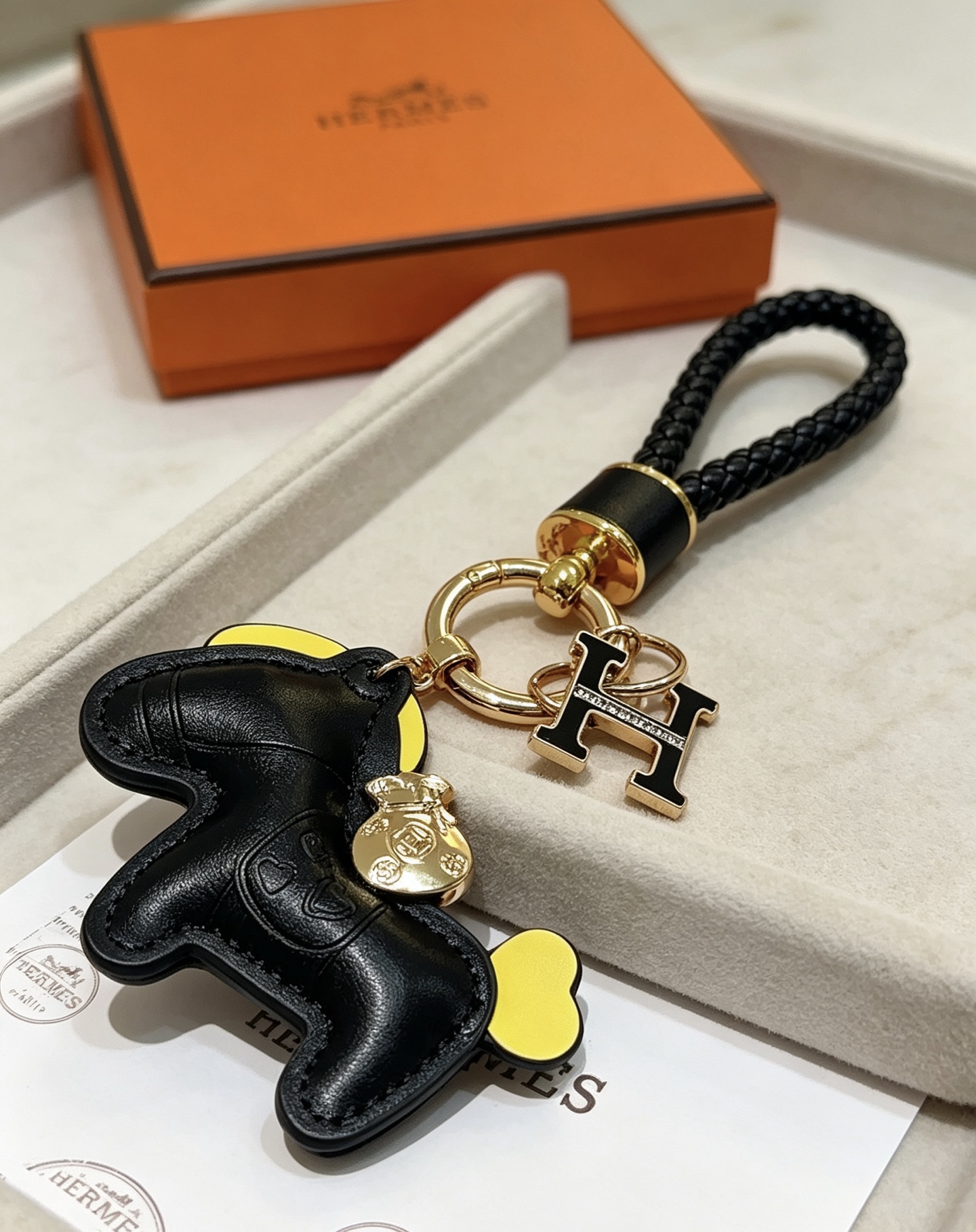 Hermes Rodeo Pony H logotipo trançado chaveiro pingente couro preto amarelo acento dourado metal preto esmalte H charme 12 cm comprimento total