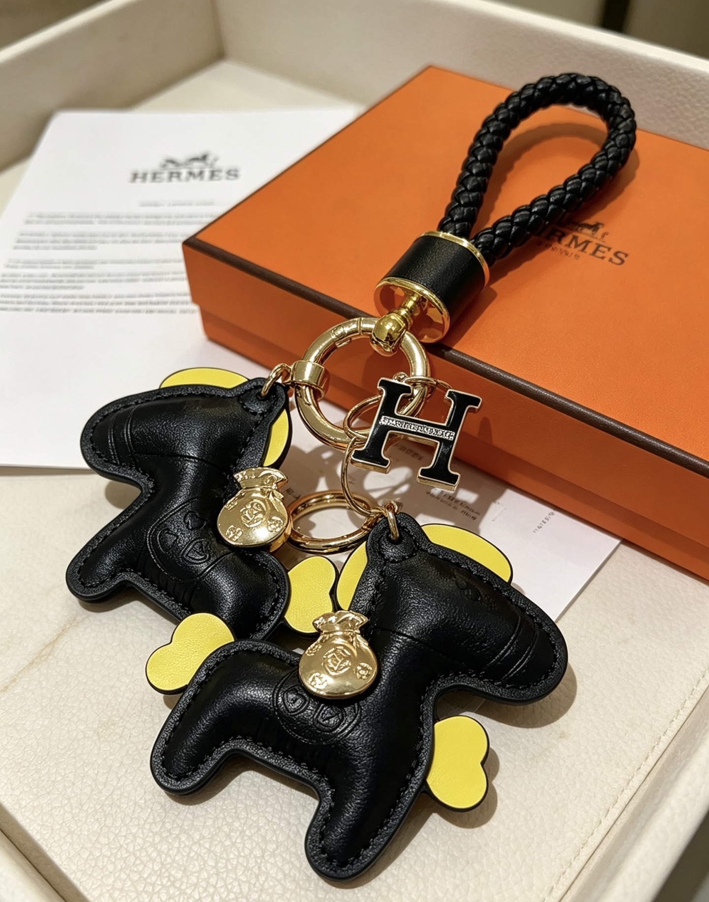 Hermes Rodeo Pony H logotipo trançado chaveiro pingente couro preto amarelo acento dourado metal preto esmalte H charme 12 cm comprimento total