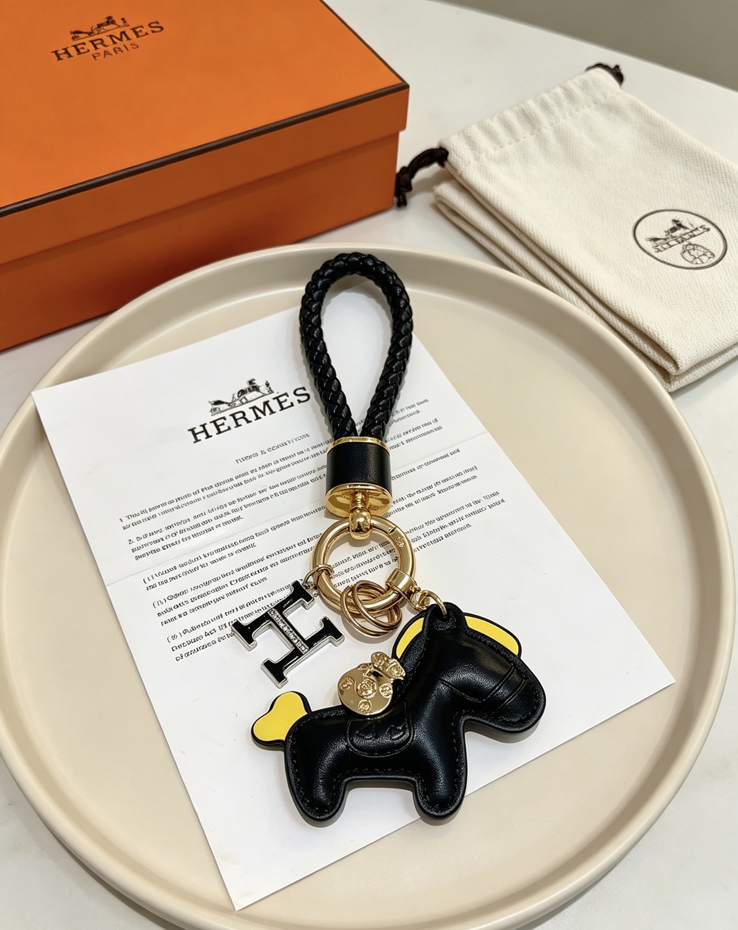 Hermes Rodeo Pony H logotipo trançado chaveiro pingente couro preto amarelo acento dourado metal preto esmalte H charme 12 cm comprimento total