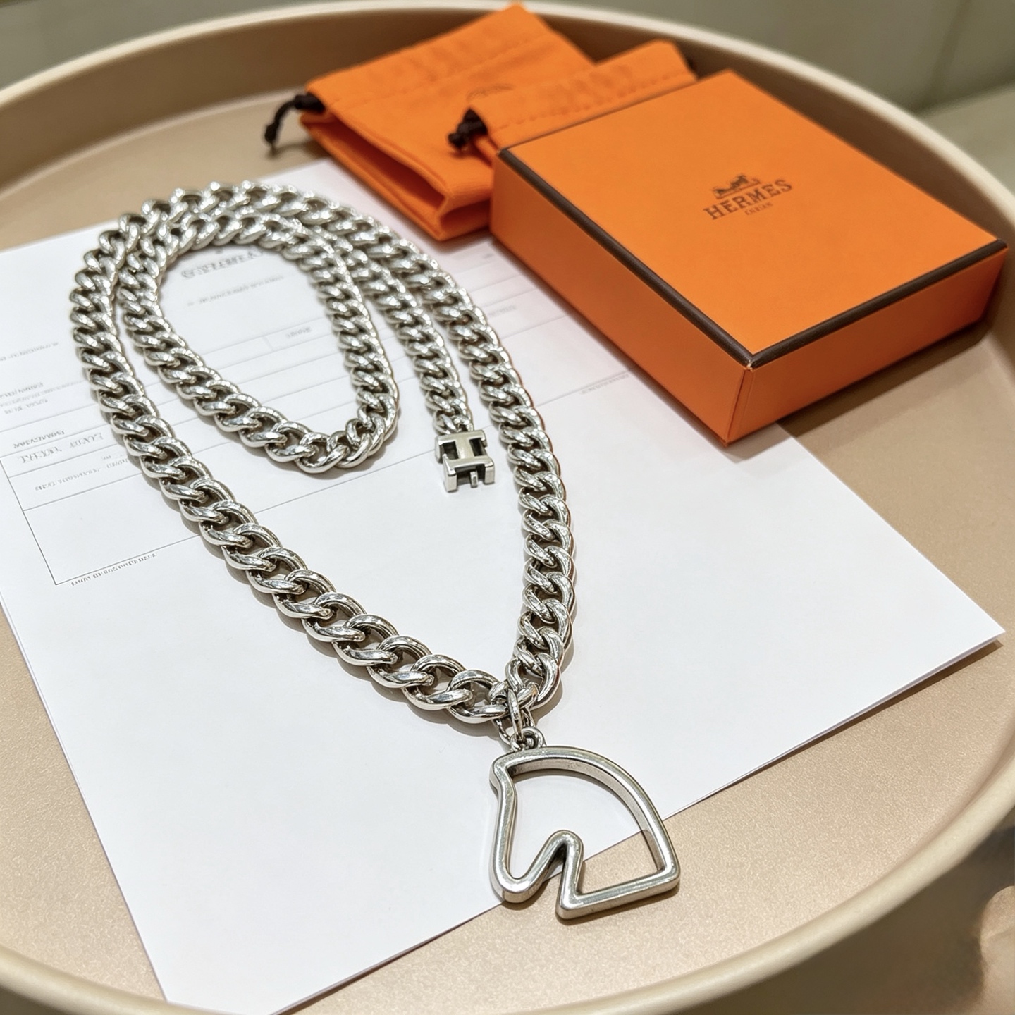 Hermes Cheval Outline H Curb Chain Necklace collar Metal plateado sin piedras decorativas 50 cm