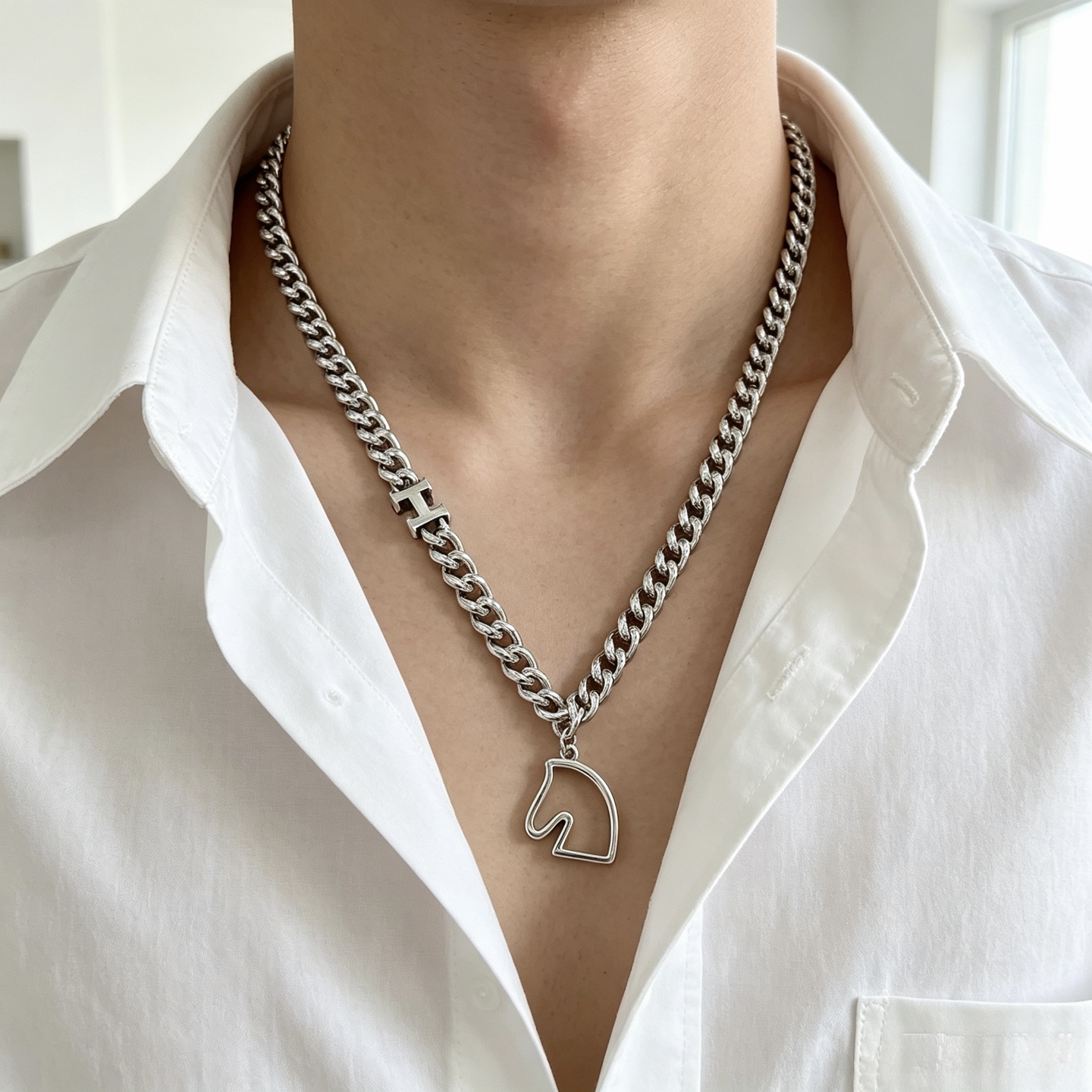 Hermes Cheval Outline H Curb Chain Necklace collar Metal plateado sin piedras decorativas 50 cm