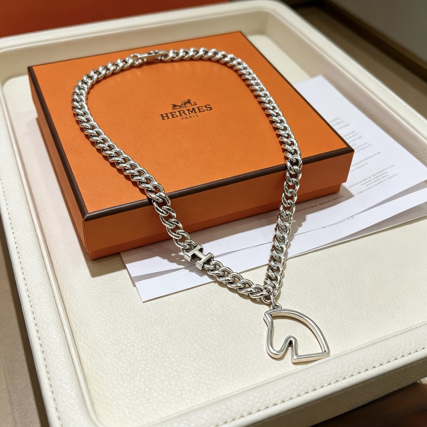 Hermes Cheval Outline H Curb Chain Necklace collar Metal en tonos plateados sin piedras decorativas 50 cm