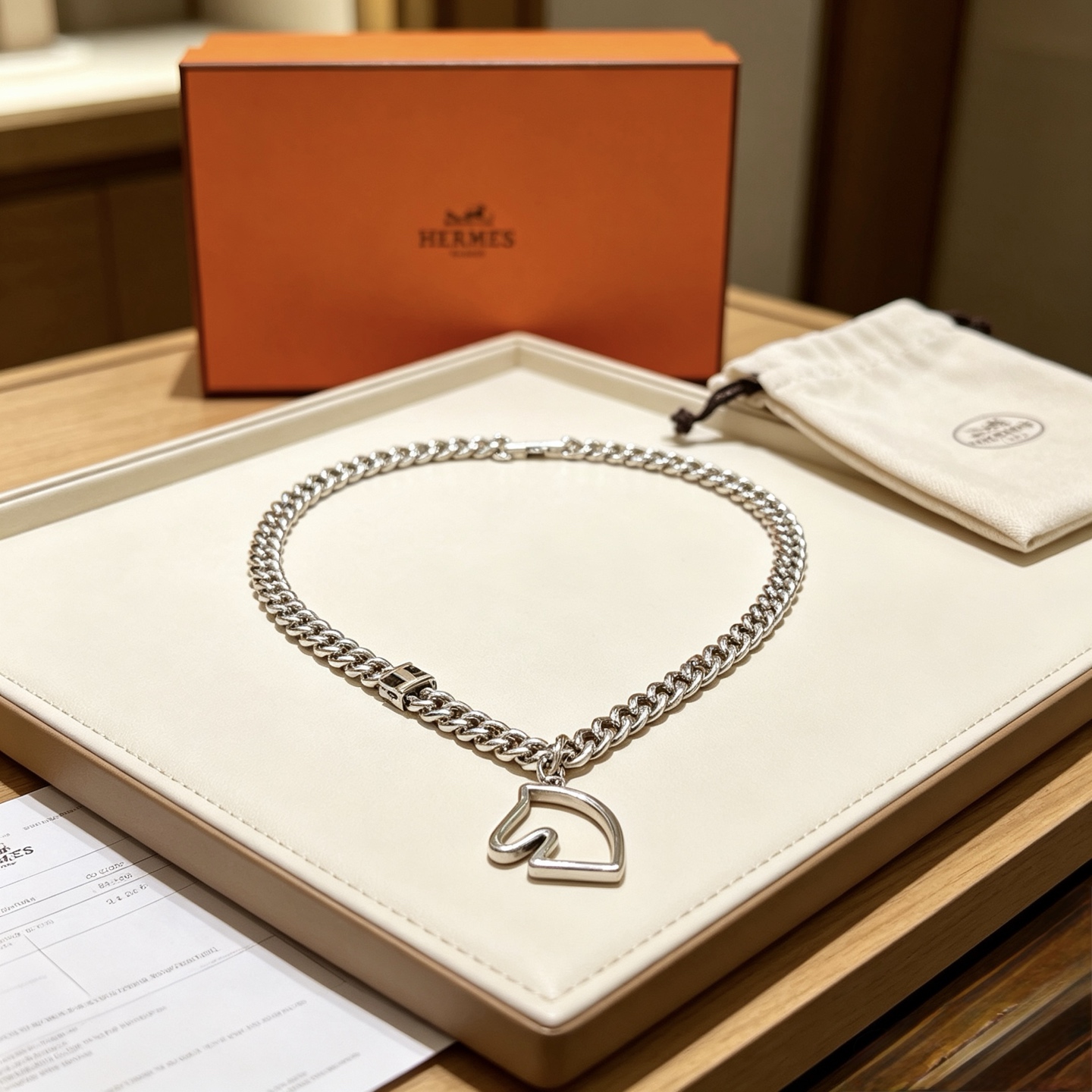 Hermes Cheval Outline H Curb Chain Necklace collar Metal plateado sin piedras decorativas 50 cm