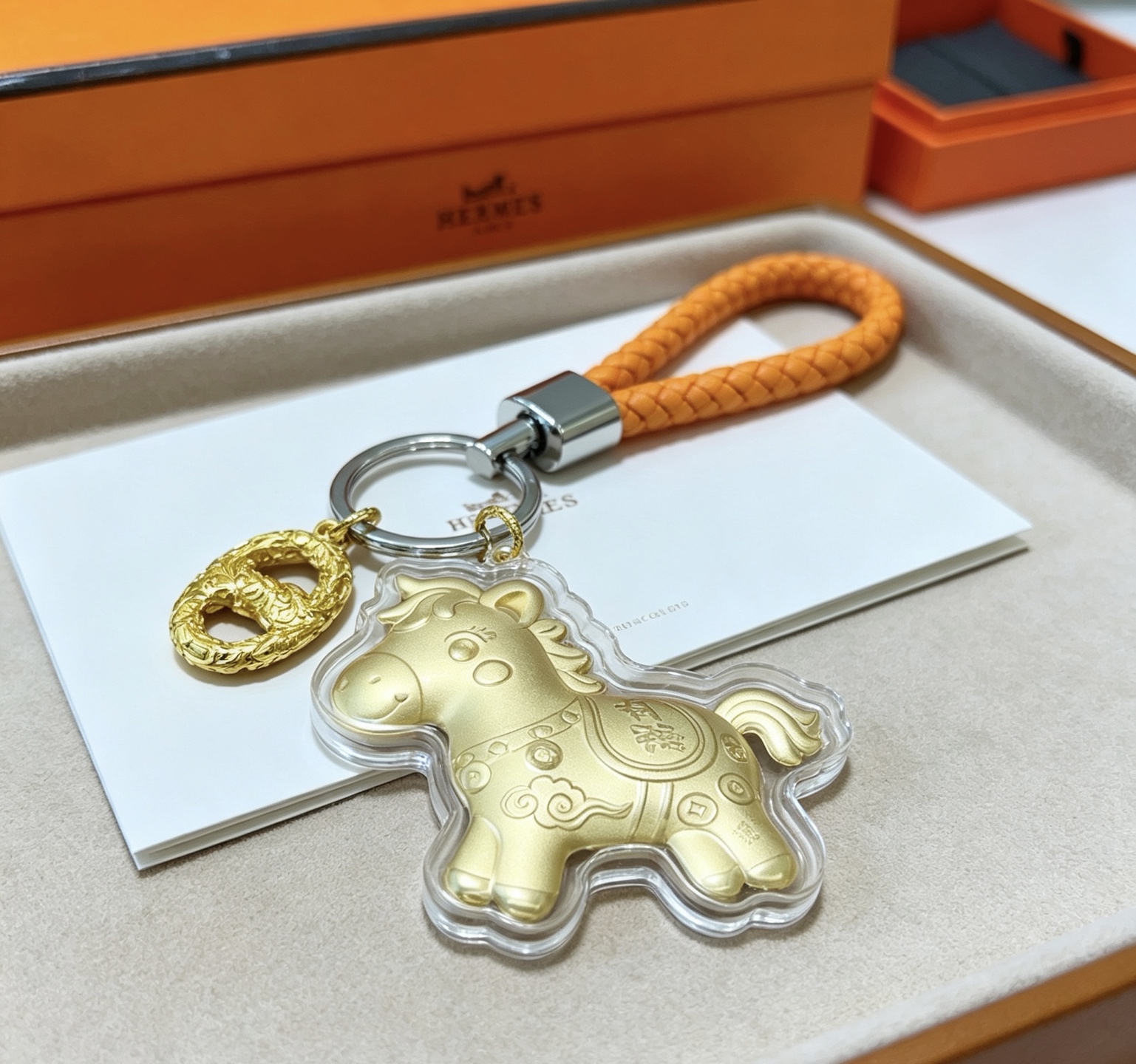 Hermes Lucky Horse Charm Porte-clés pendentif Métal doré Cuir tressé orange Quincaillerie argentée Longueur totale 12 cm