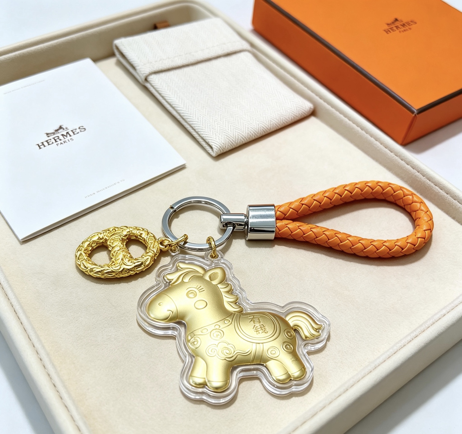 Hermes Lucky Horse Charm Porte-clés pendentif Métal doré Cuir tressé orange Quincaillerie argentée Longueur totale 12 cm