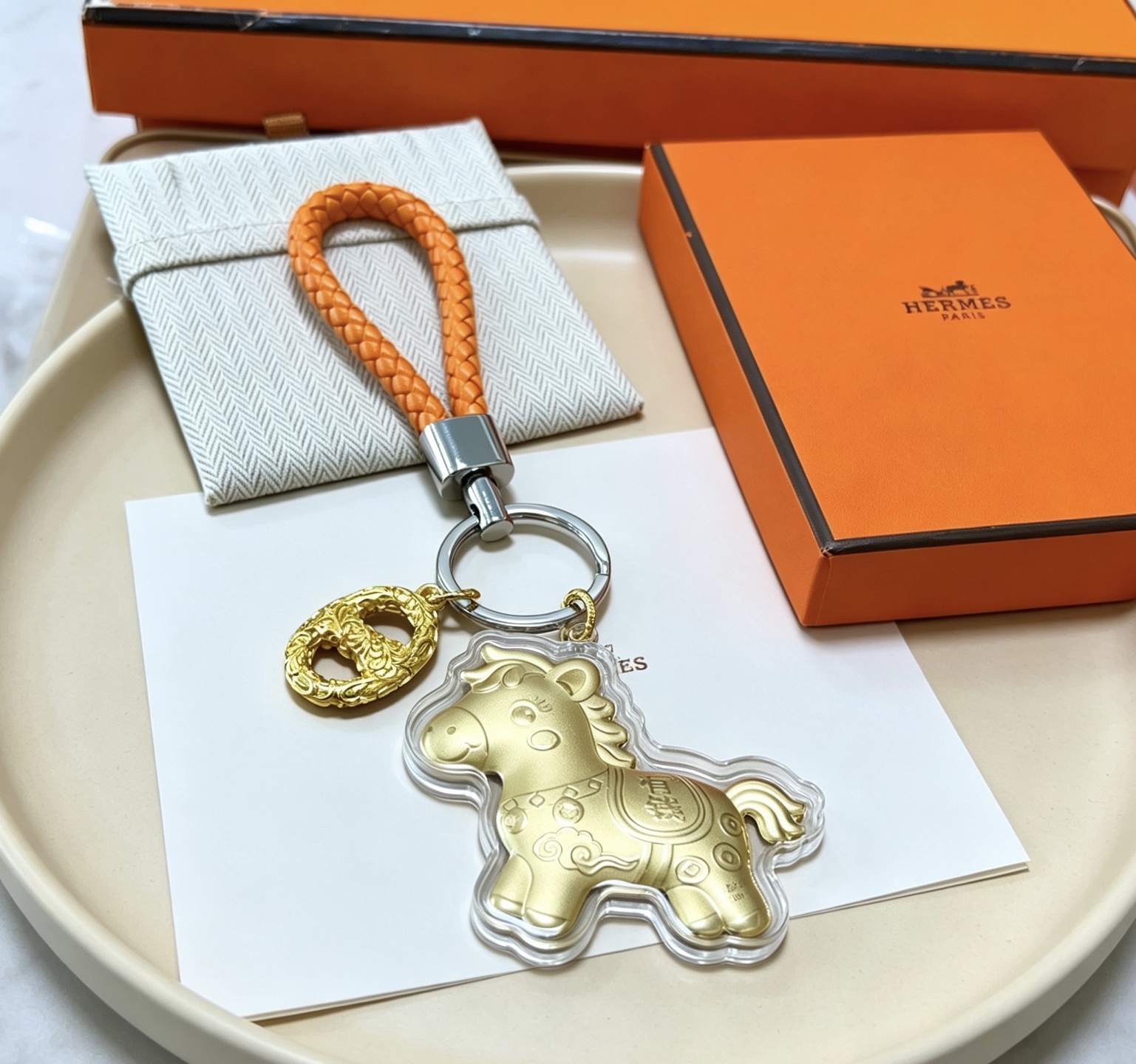 Hermes Lucky Horse Charm Porte-clés pendentif Métal doré Cuir tressé orange Quincaillerie argentée Longueur totale 12 cm