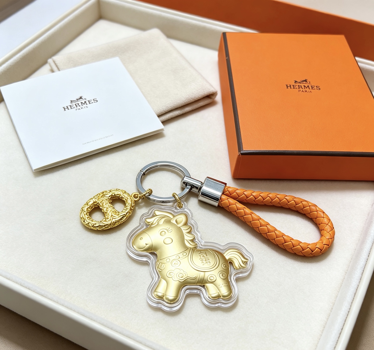 Hermes Lucky Horse Charm Porte-clés pendentif Métal doré Cuir tressé orange Quincaillerie argentée Longueur totale 12 cm