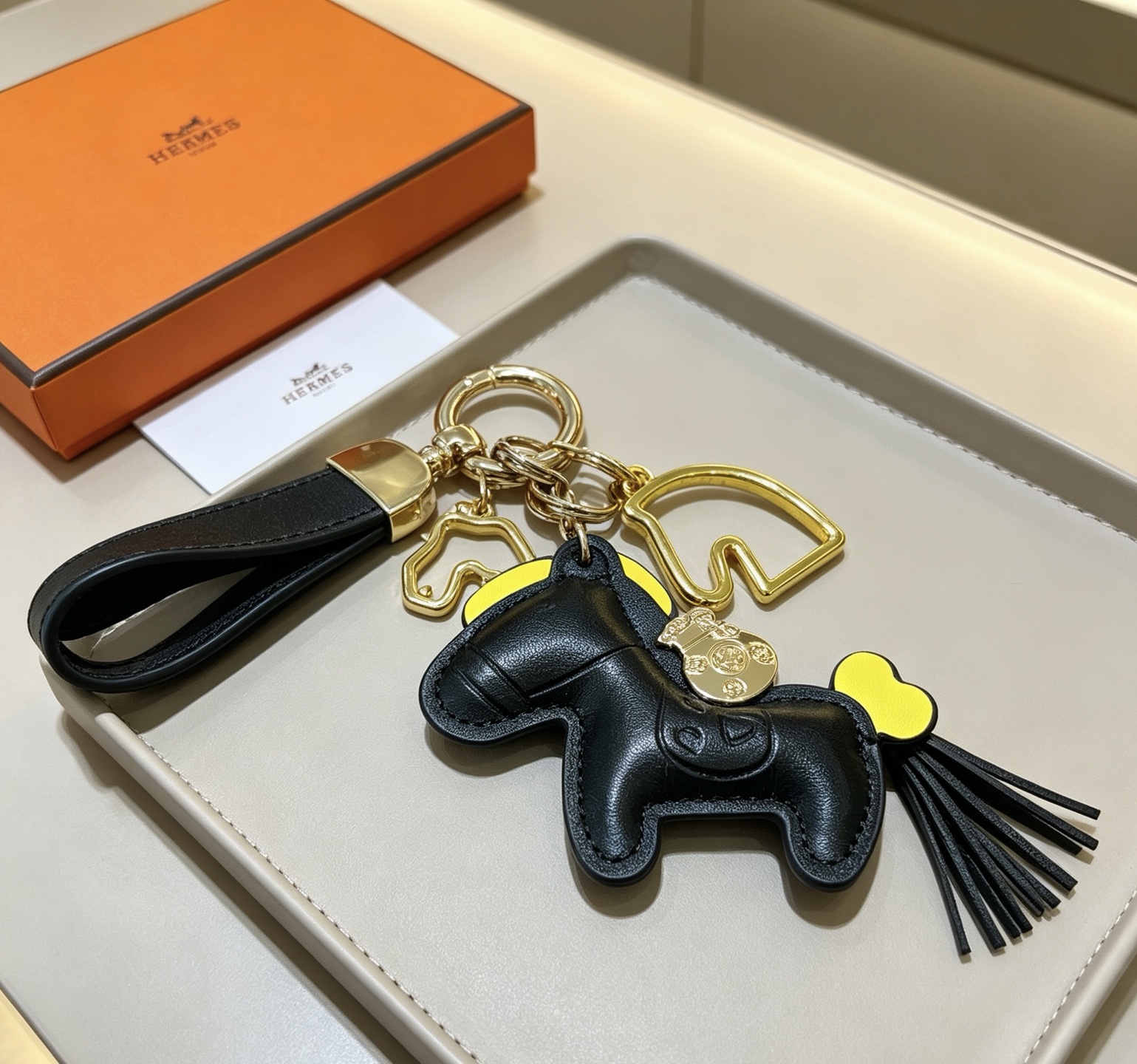 Hermes Rodeo Horse Money Bag Charm Porte-clés pendentif Cuir noir avec accents jaunes Quincaillerie en métal doré Longueur totale 12 cm
