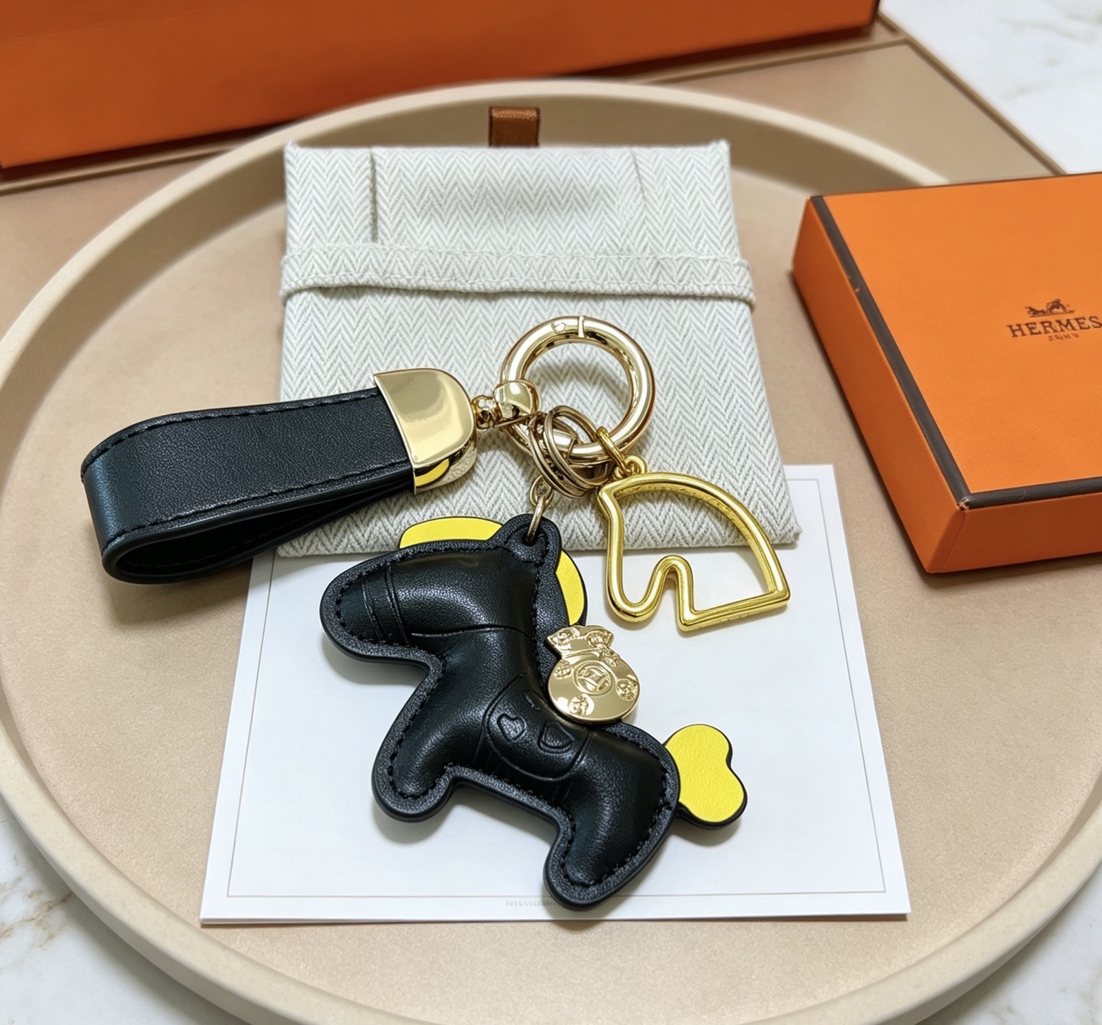 Hermes Rodeo Horse Money Bag Charm Porte-clés pendentif Cuir noir avec accents jaunes Quincaillerie en métal doré Longueur totale 12 cm