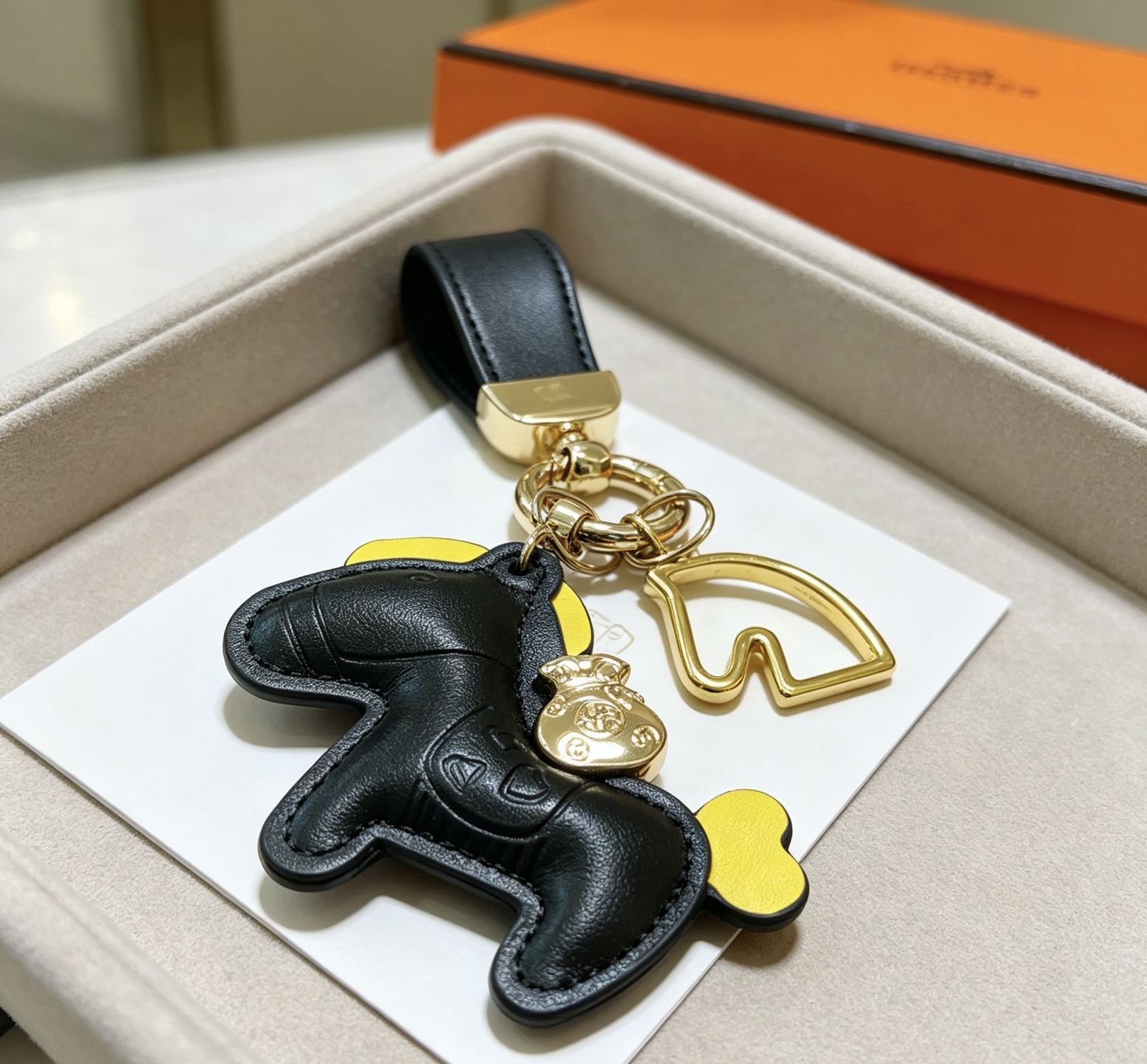 Hermes Rodeo Horse Money Bag Charm Porte-clés pendentif Cuir noir avec accents jaunes Quincaillerie en métal doré Longueur totale 12 cm