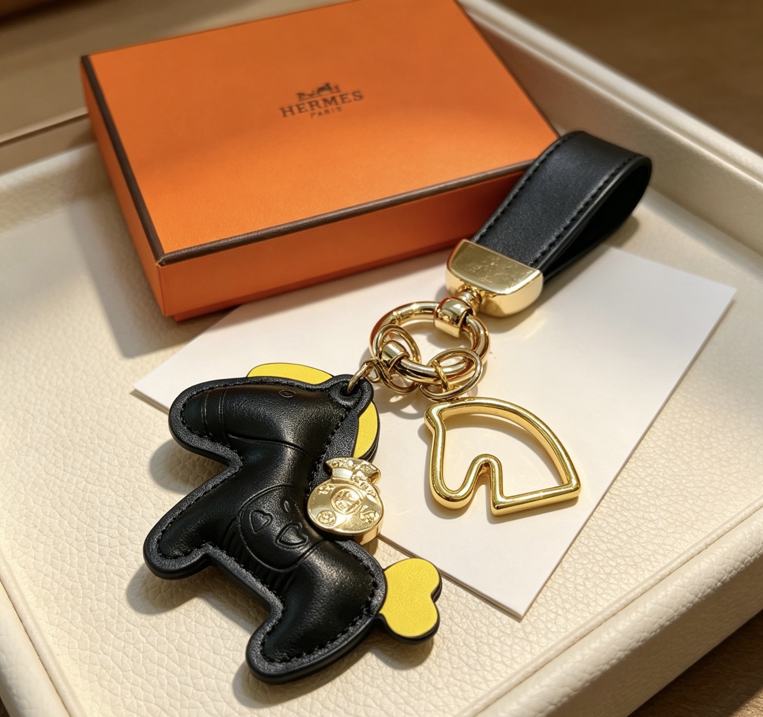 Hermes Rodeo Horse Money Bag Charm Porte-clés pendentif Cuir noir avec accents jaunes Quincaillerie en métal doré Longueur totale 12 cm