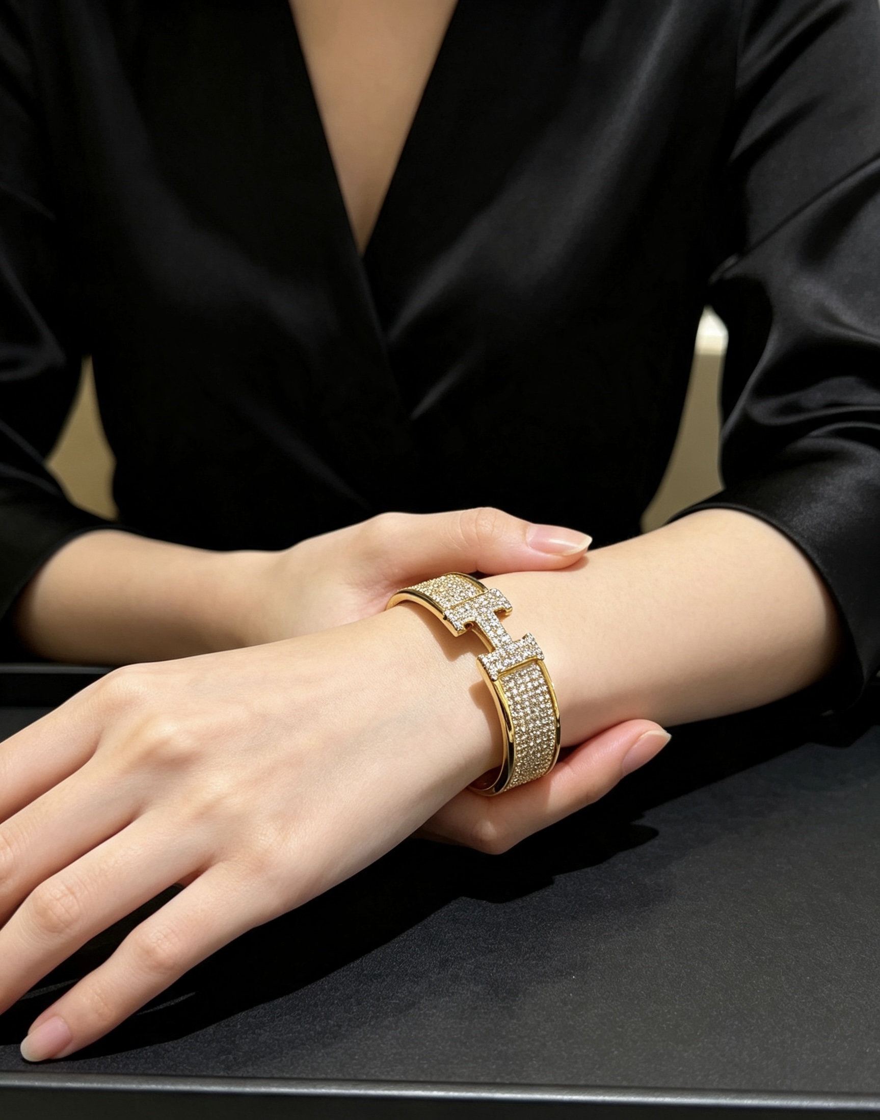 Bracelet Hermes Clic H Métal doré jaune avec pavé de diamants transparents circonférence intérieure 17 cm