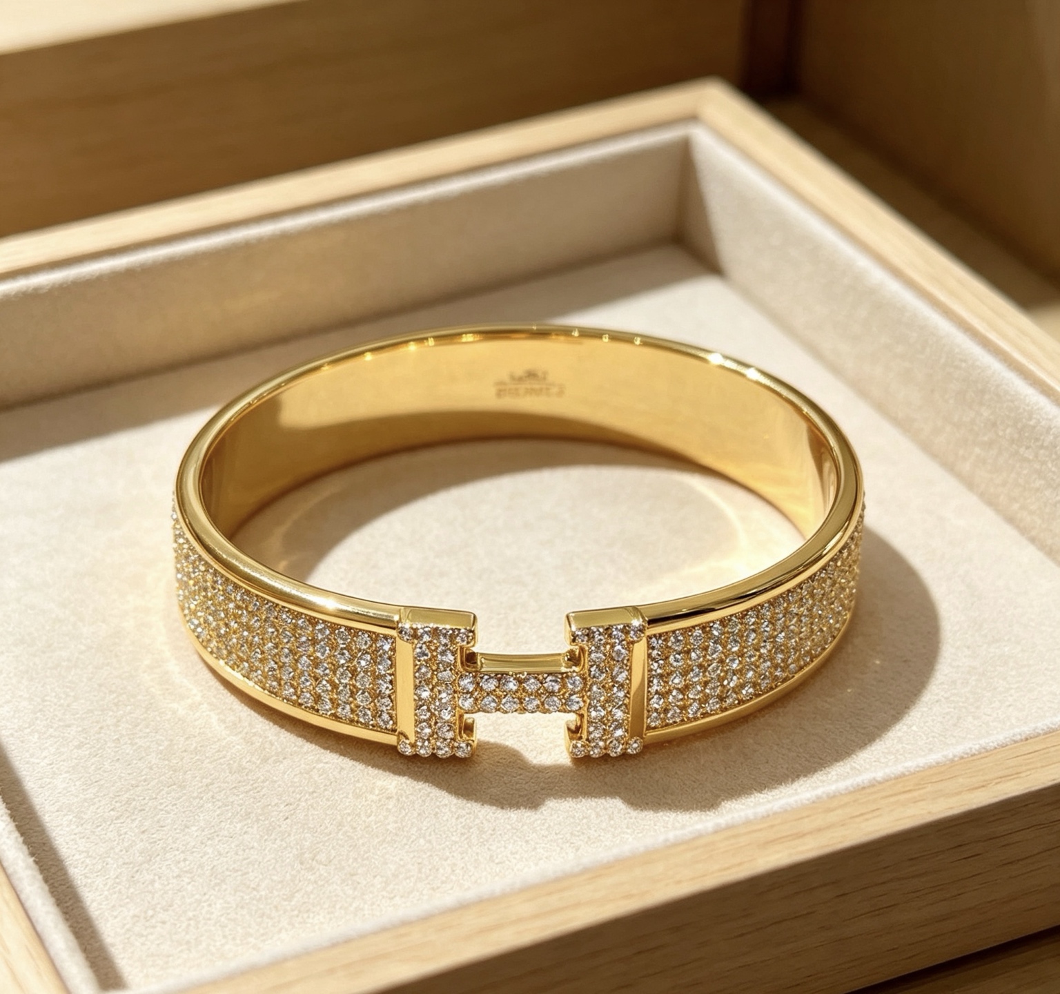 Bracelet Hermes Clic H Métal doré jaune avec pavé de diamants transparents circonférence intérieure 17 cm