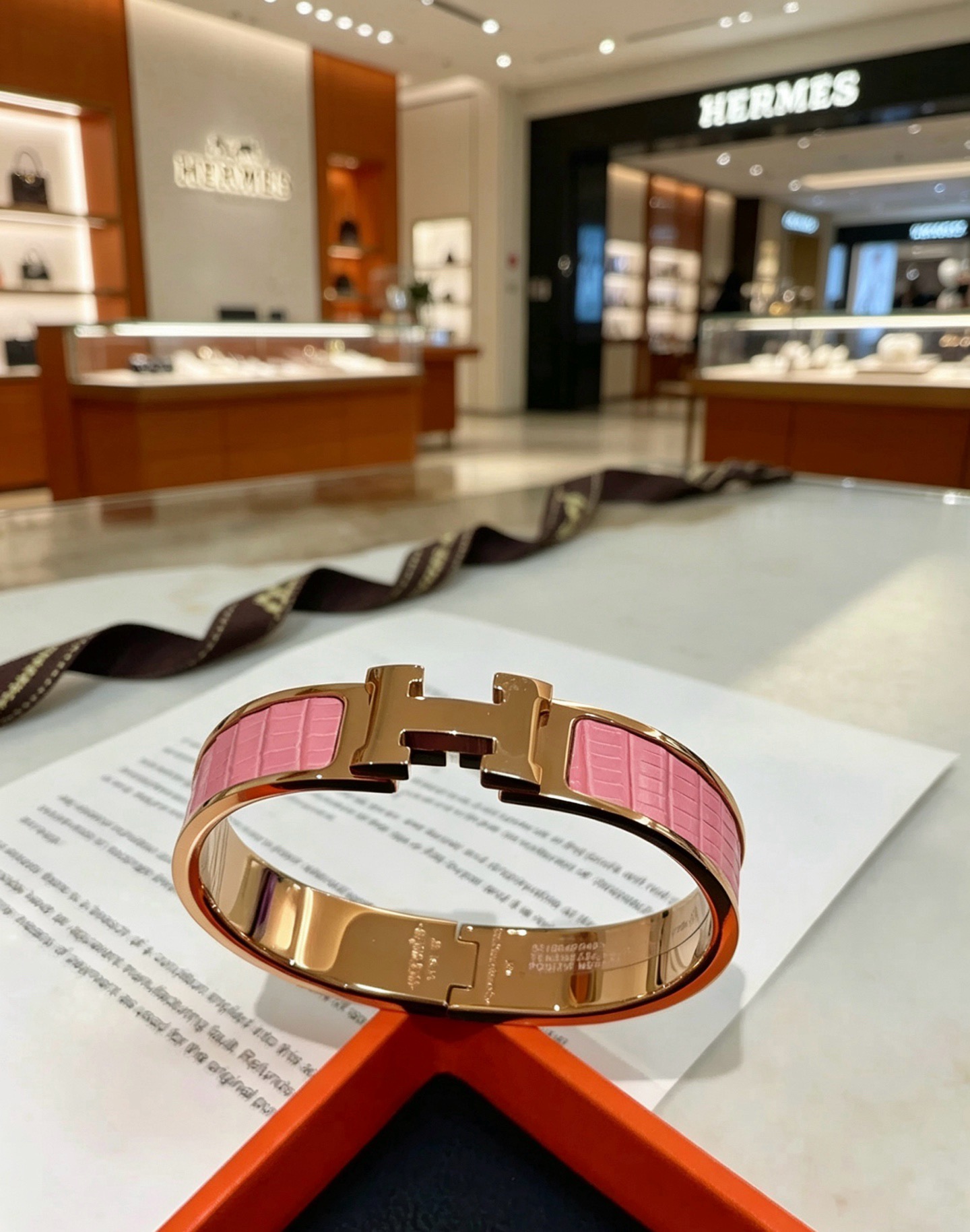 Bracciale Hermes Clic H Metallo oro rosa con inserto in rilievo coccodrillo rosa PM