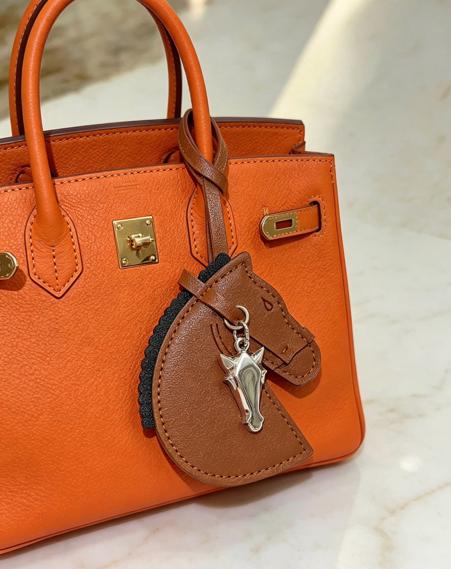 Hermes Geegee Horse Head Bag Charm pendentif Cuir marron avec bordure noire Quincaillerie en métal argenté Longueur du bracelet 12 cm
